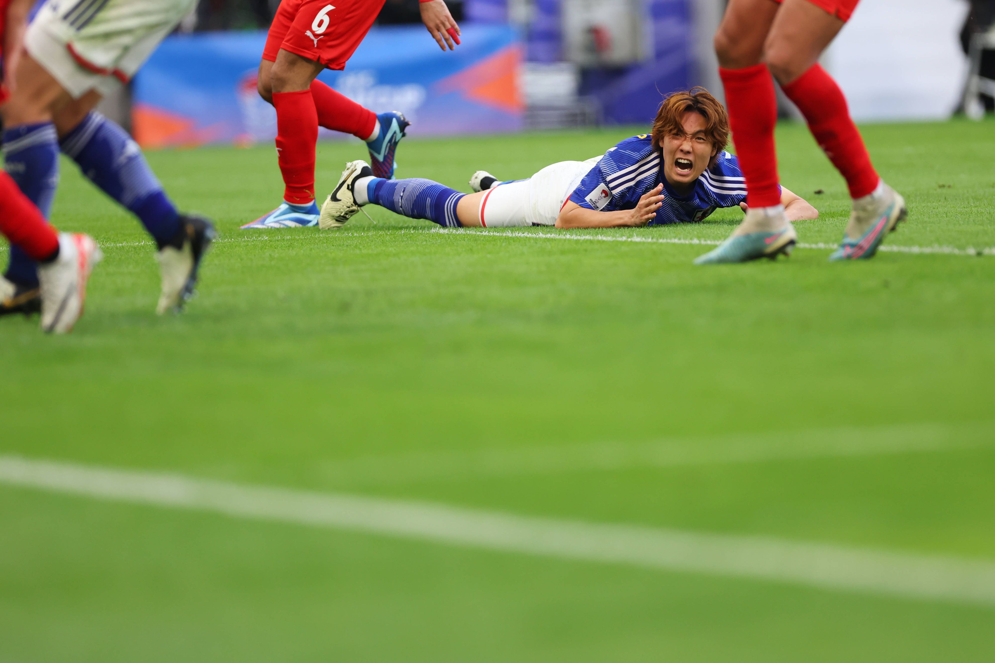 Ko Itakura auf dem Boden.