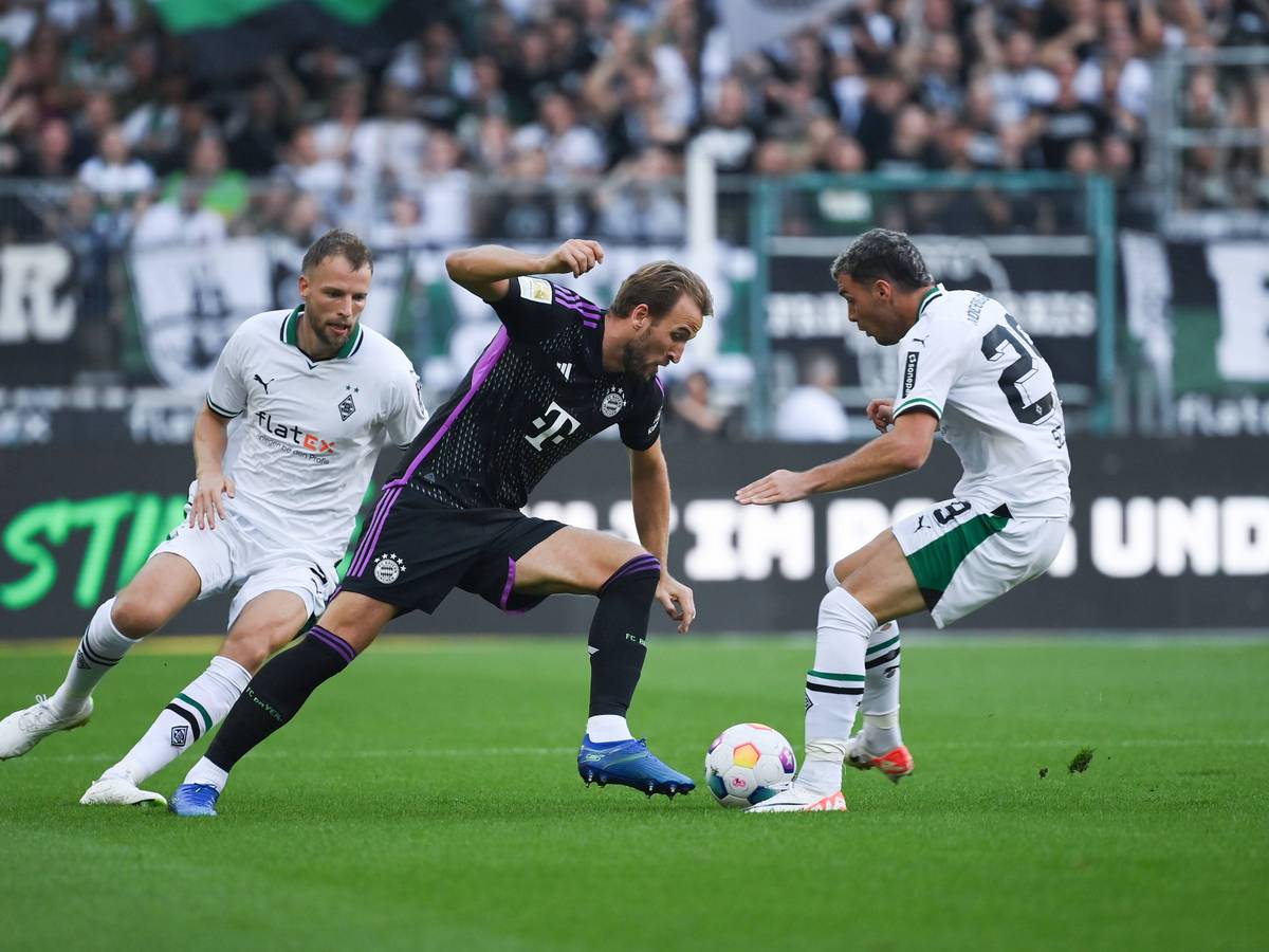 Joe Scally und Marvin Friedrich versuchen, Harry Kane vom Ball zu trennen.