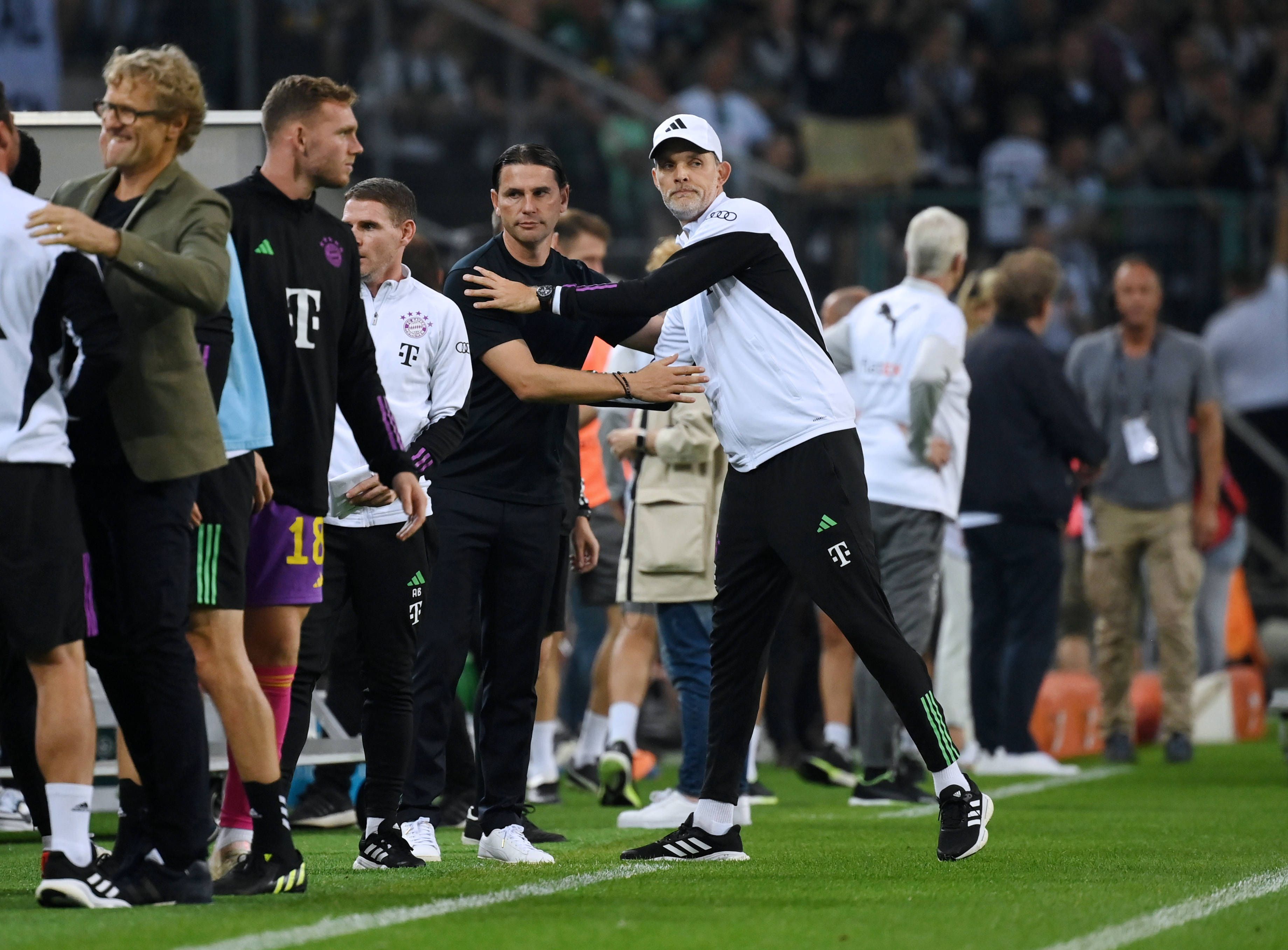 Gerardo Seoane und Thomas Tuchel klatschen ab.