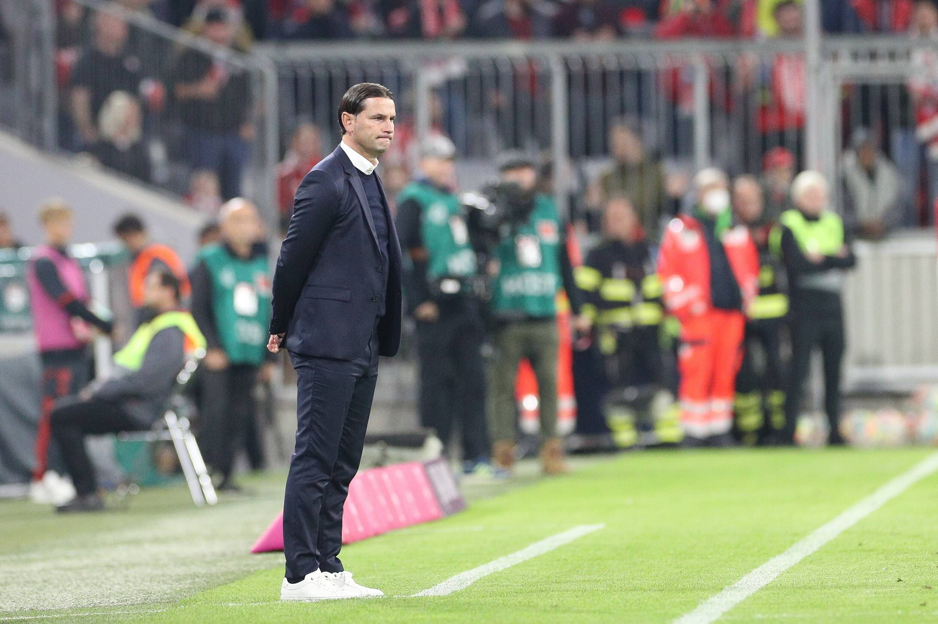 Gerardo Seoane steht enttäuscht am Spielfeldrand.