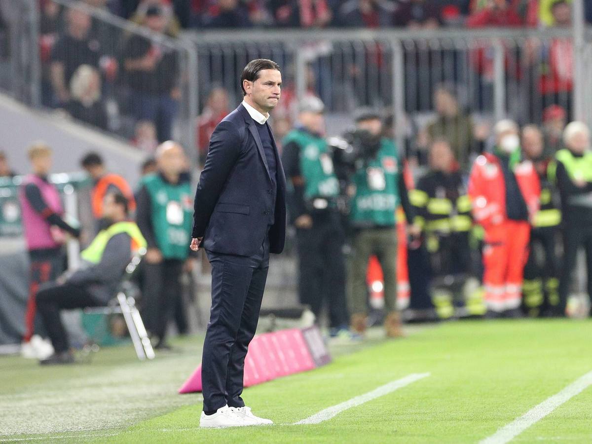 Gerardo Seoane steht enttäuscht am Spielfeldrand.