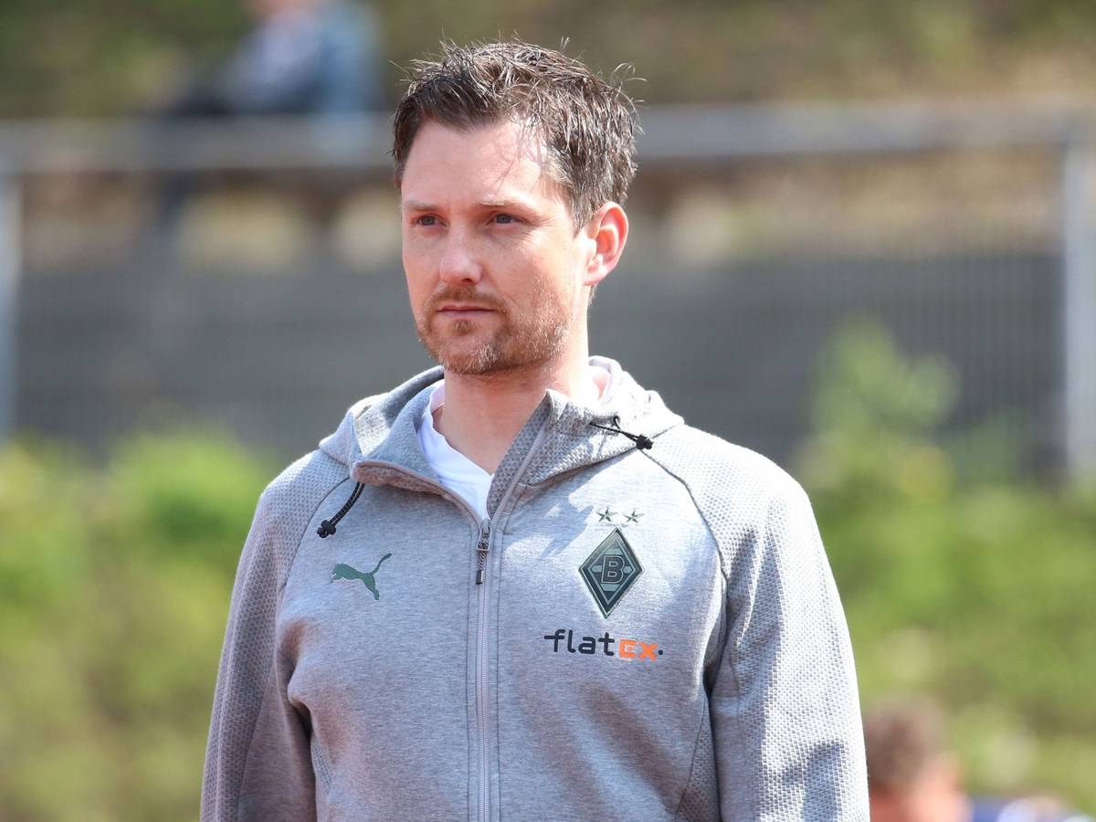 Nachwuchsleiter von Borussia Mönchengladbach mit fokussiertem Blick.
