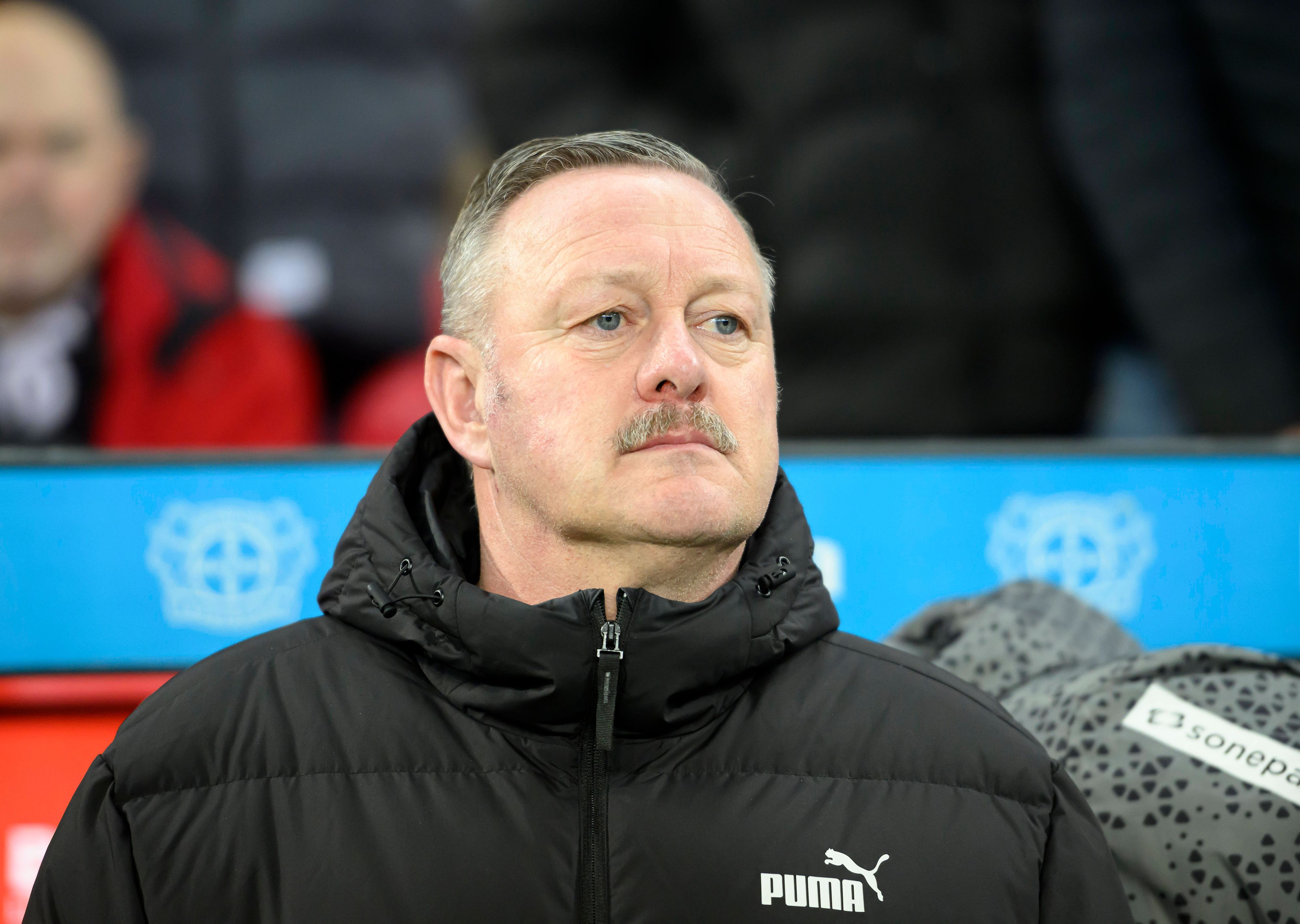 Sport-Geschäftsführer von Borussia Mönchengladbach mit konzentriertem Blick.