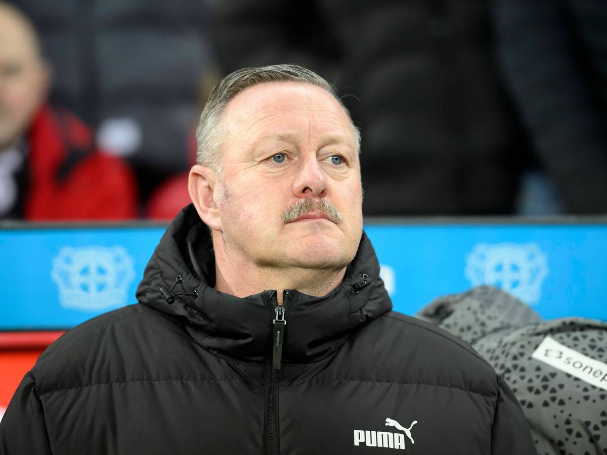 Sport-Geschäftsführer von Borussia Mönchengladbach mit konzentriertem Blick.