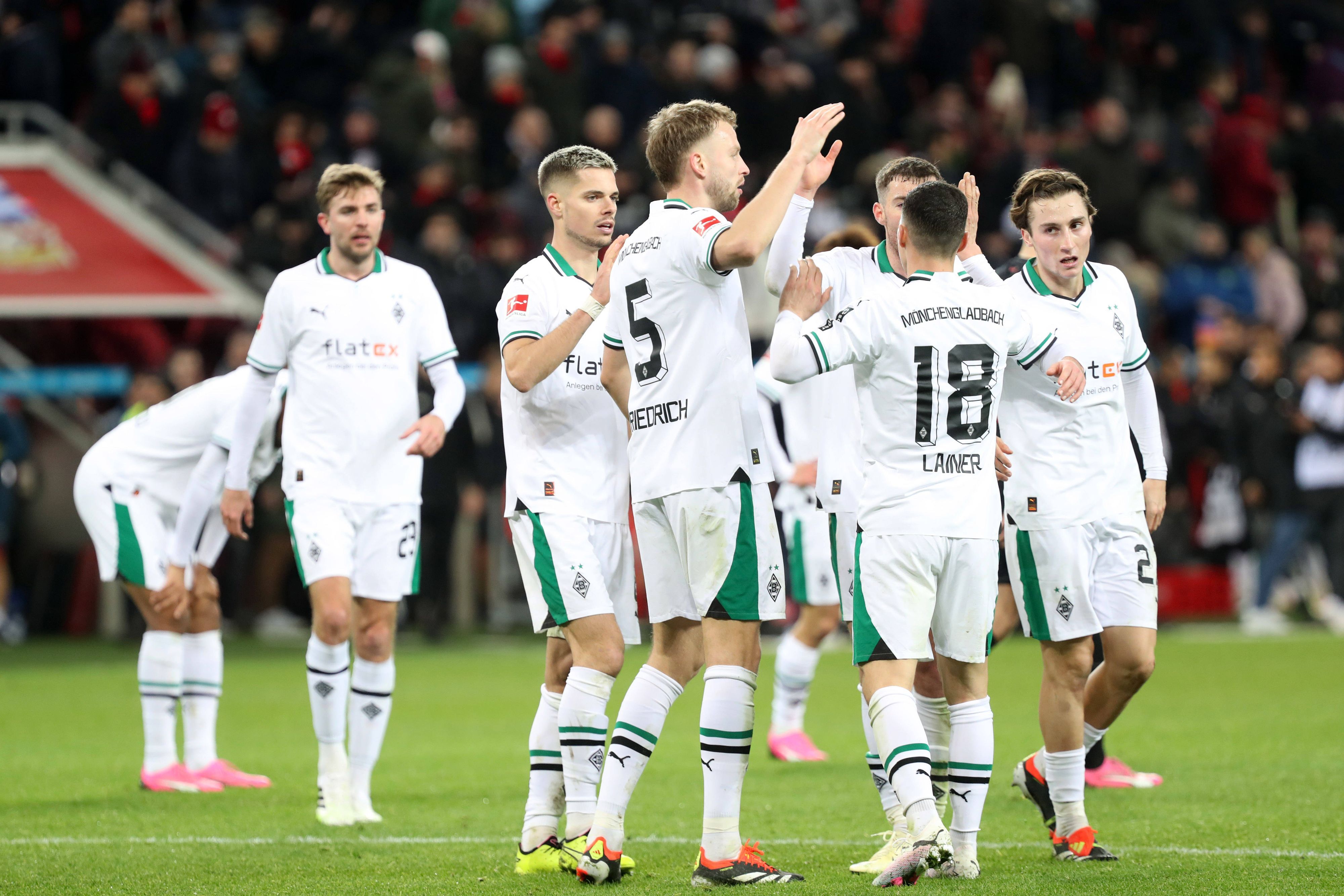 Spieler von Borussia Mönchengladbach jubeln.