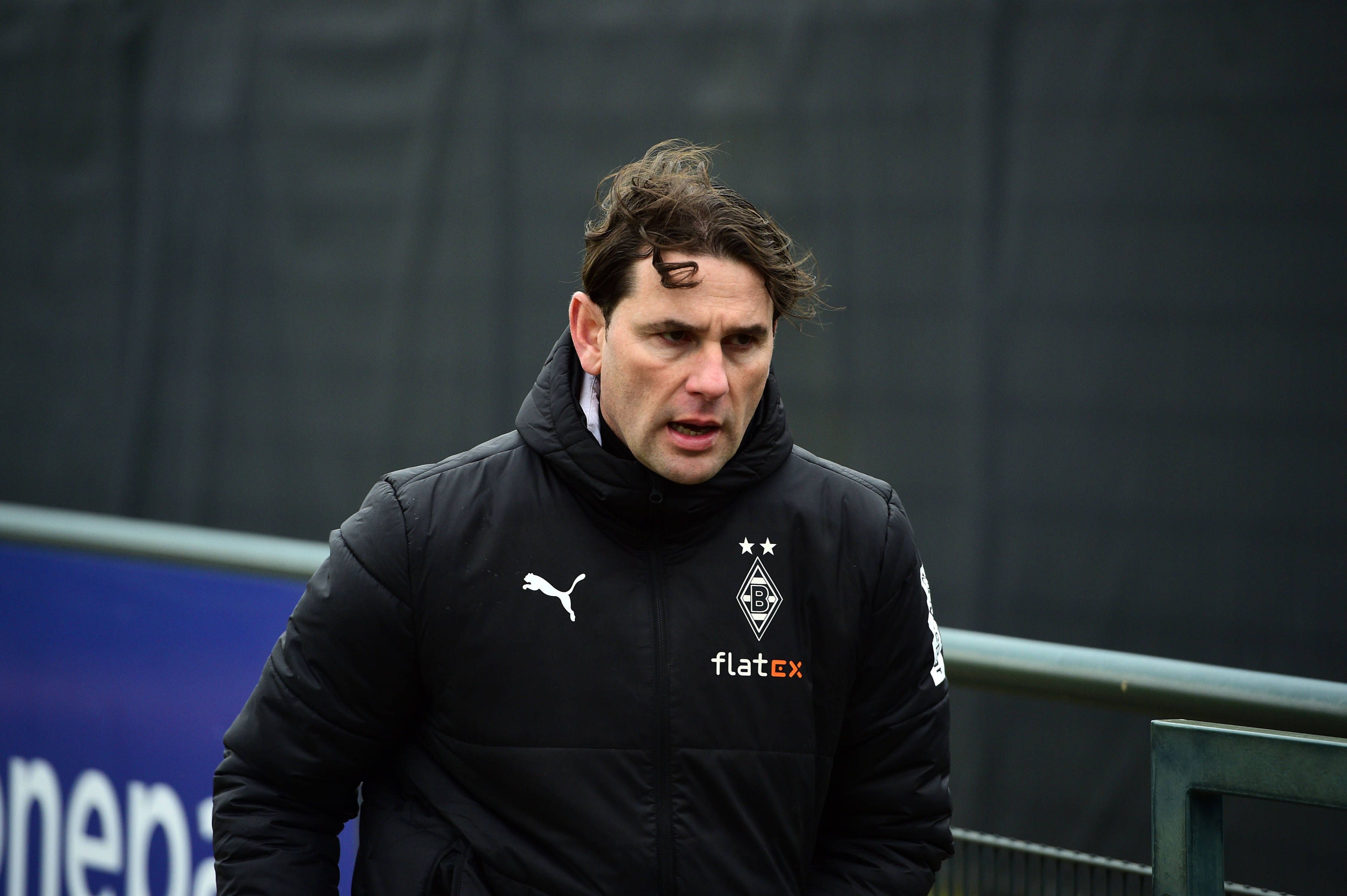 Trainer von Borussia Mönchengladbach schaut erschöpft beim Training.