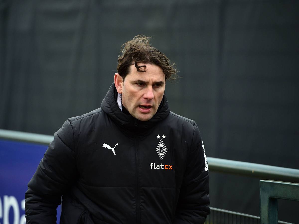 Trainer von Borussia Mönchengladbach schaut erschöpft beim Training.