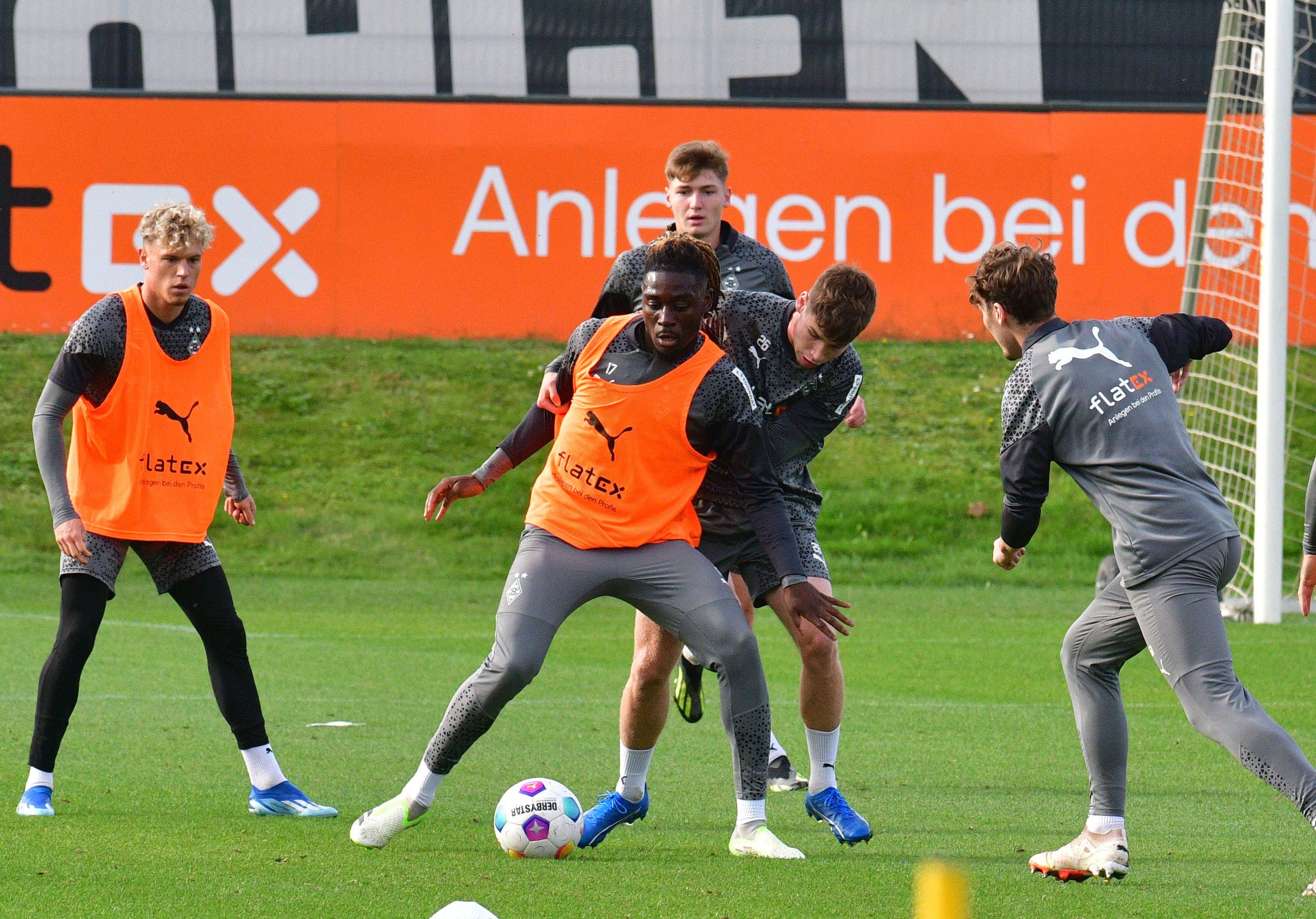 Manu Koné bestreitet einen Zweikampf mit Lukas Ullrich.