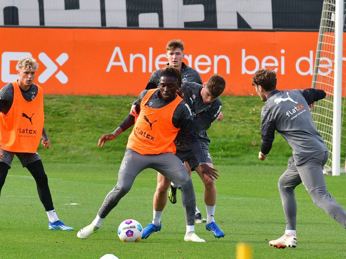 Manu Koné bestreitet einen Zweikampf mit Lukas Ullrich.