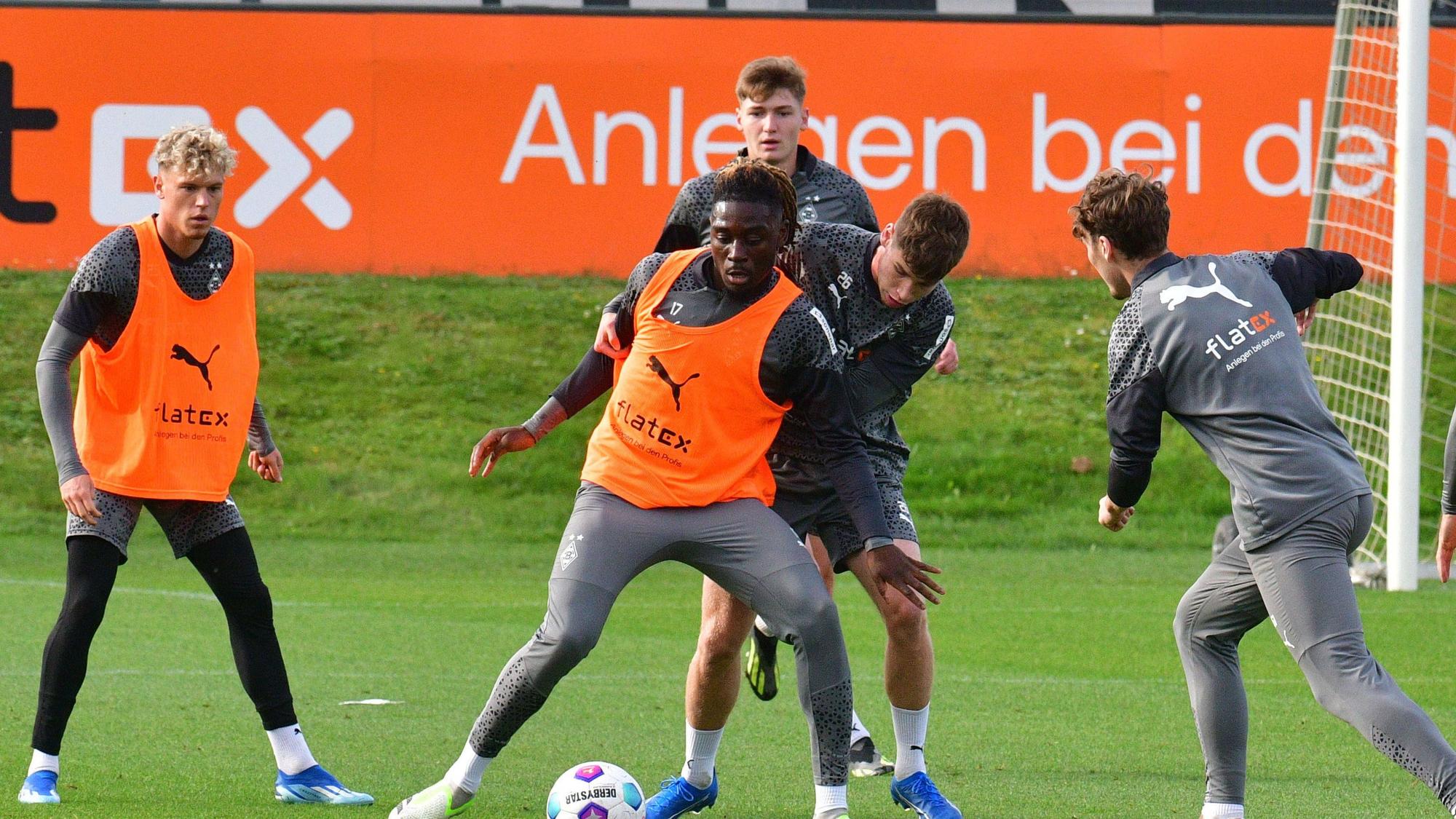 Manu Koné bestreitet einen Zweikampf mit Lukas Ullrich.