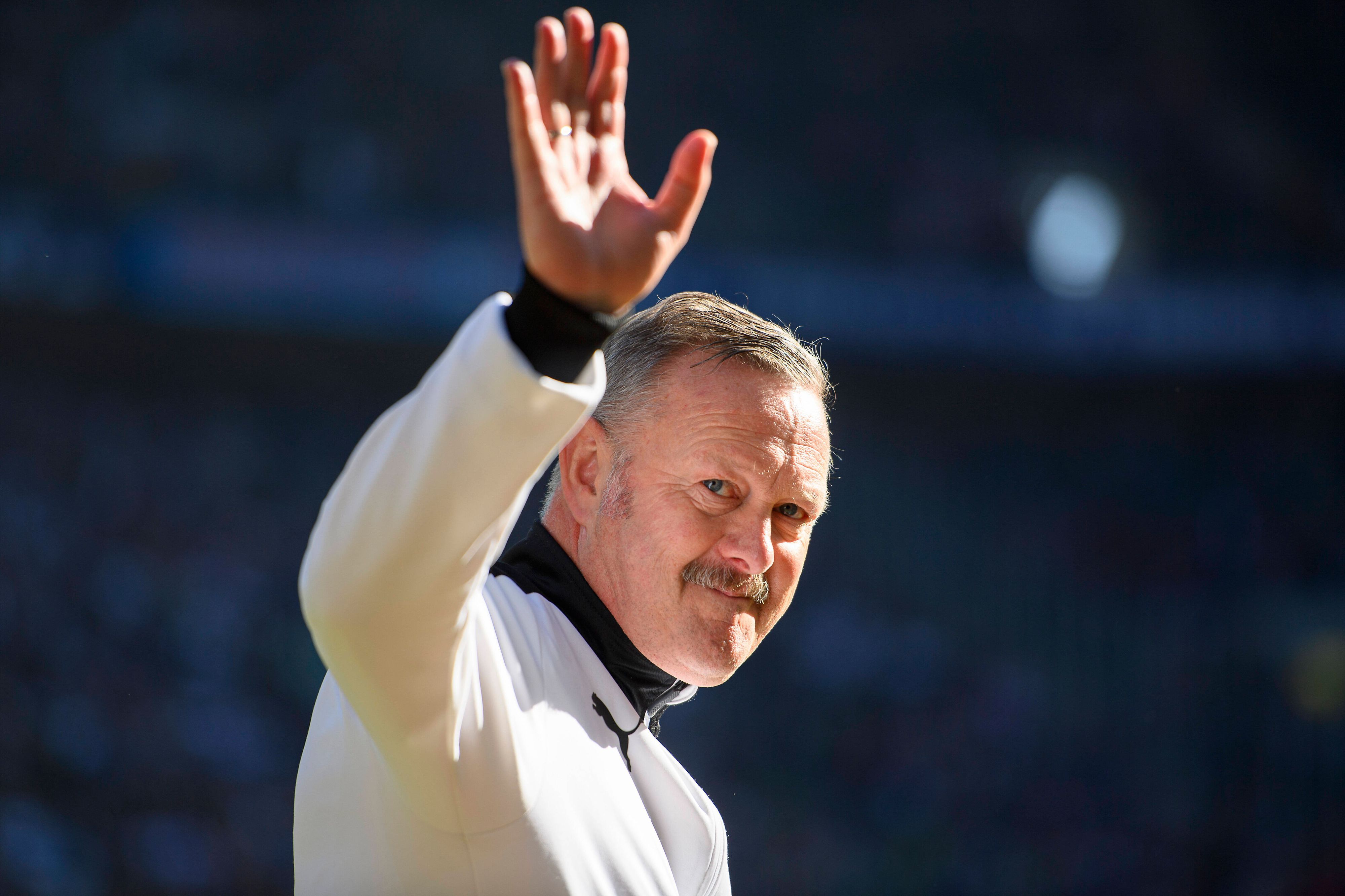 Roland Virkus mit einem Gruß in Richtung Tribüne.