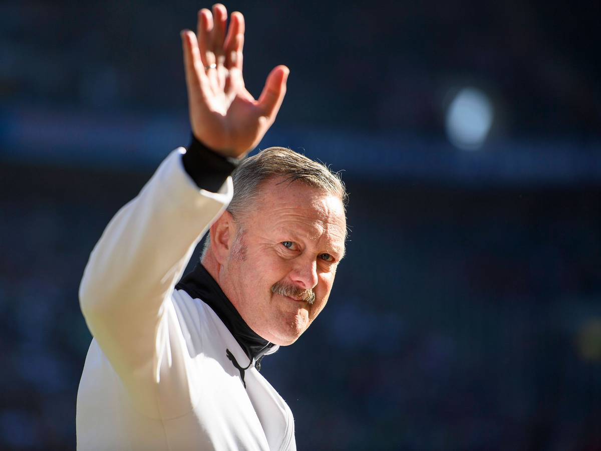 Roland Virkus mit einem Gruß in Richtung Tribüne.