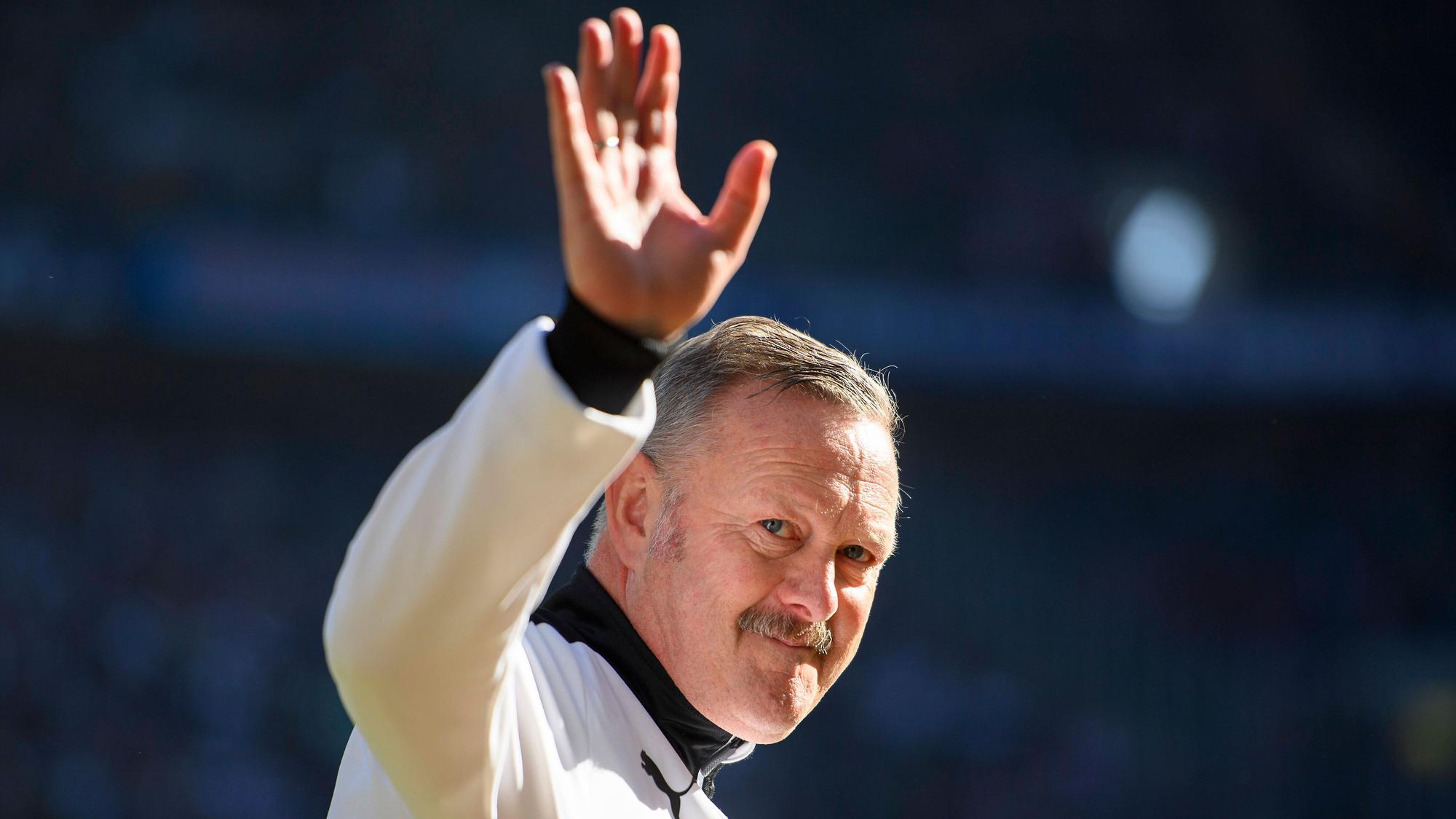 Roland Virkus mit einem Gruß in Richtung Tribüne.