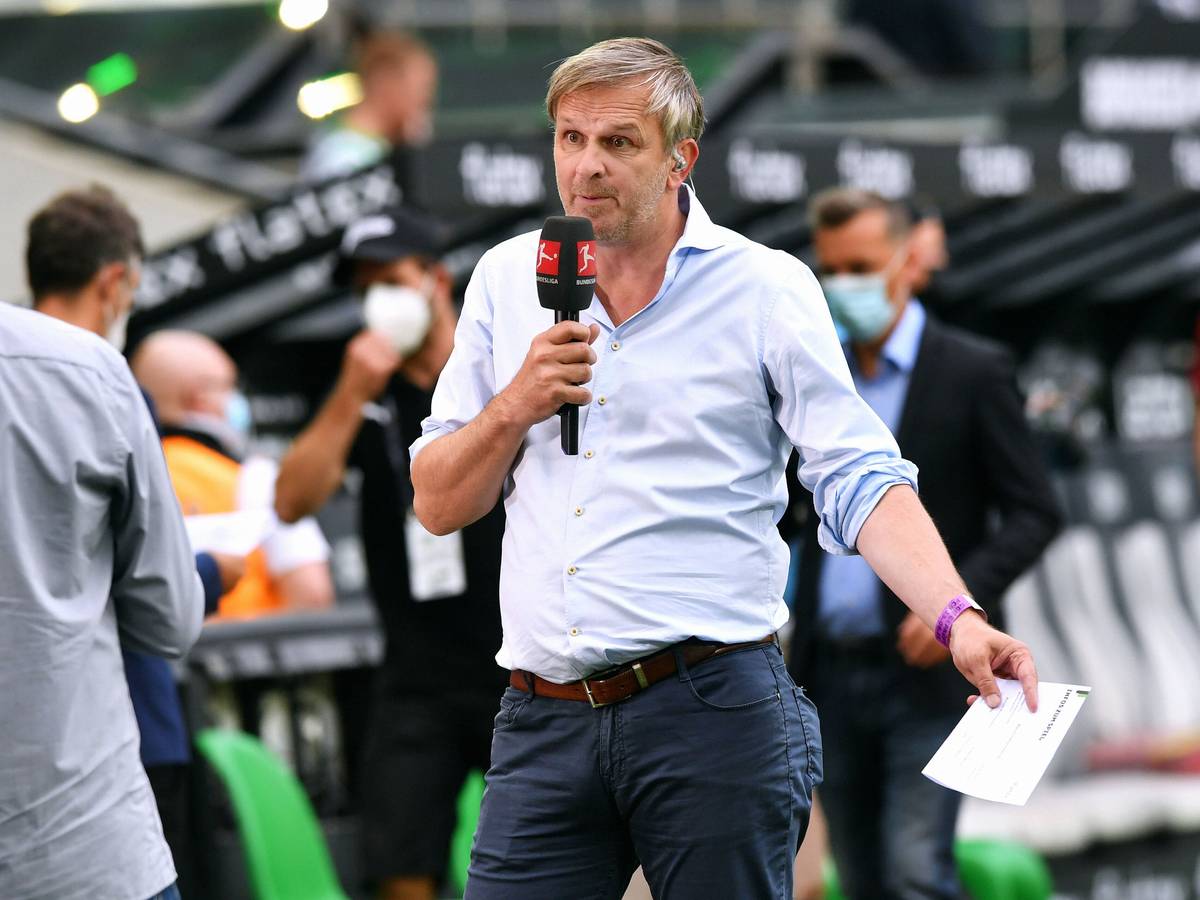 Didi Hamann mit einem Mikrofon in der Hand.