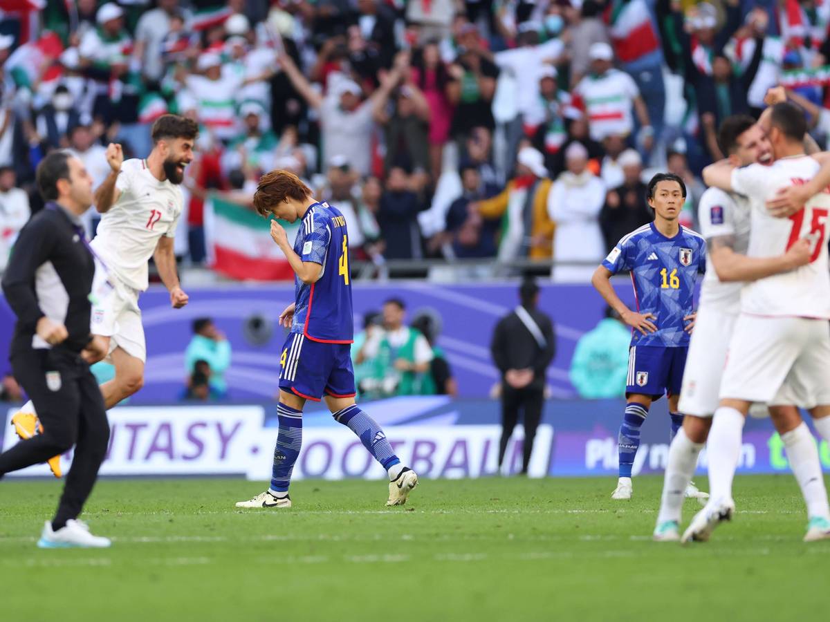 Der Iran jubelt, Ko Itakura fasst sich an den Kopf.