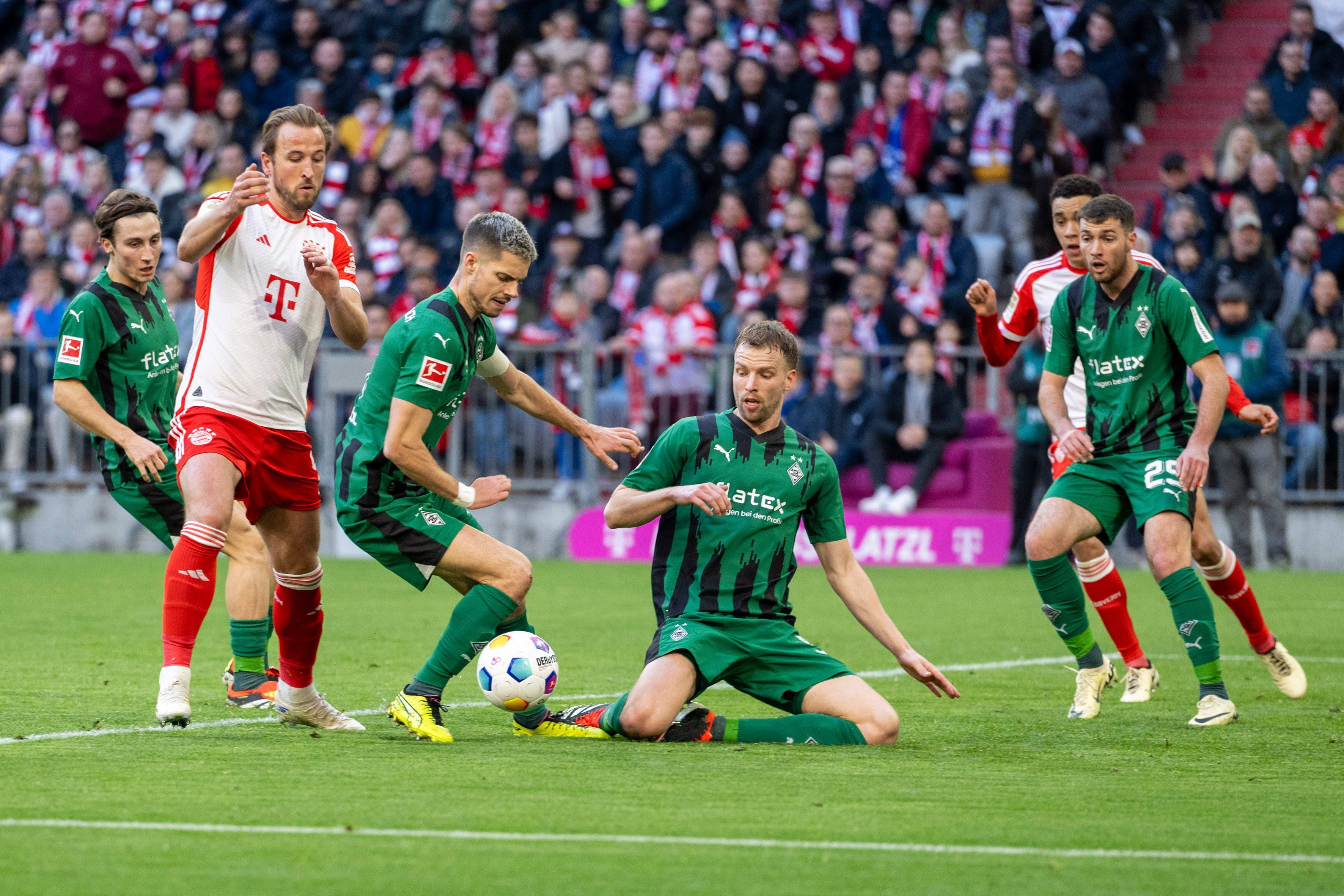 Harry Kane gegen insgesamt vier Gladbach-Spieler.