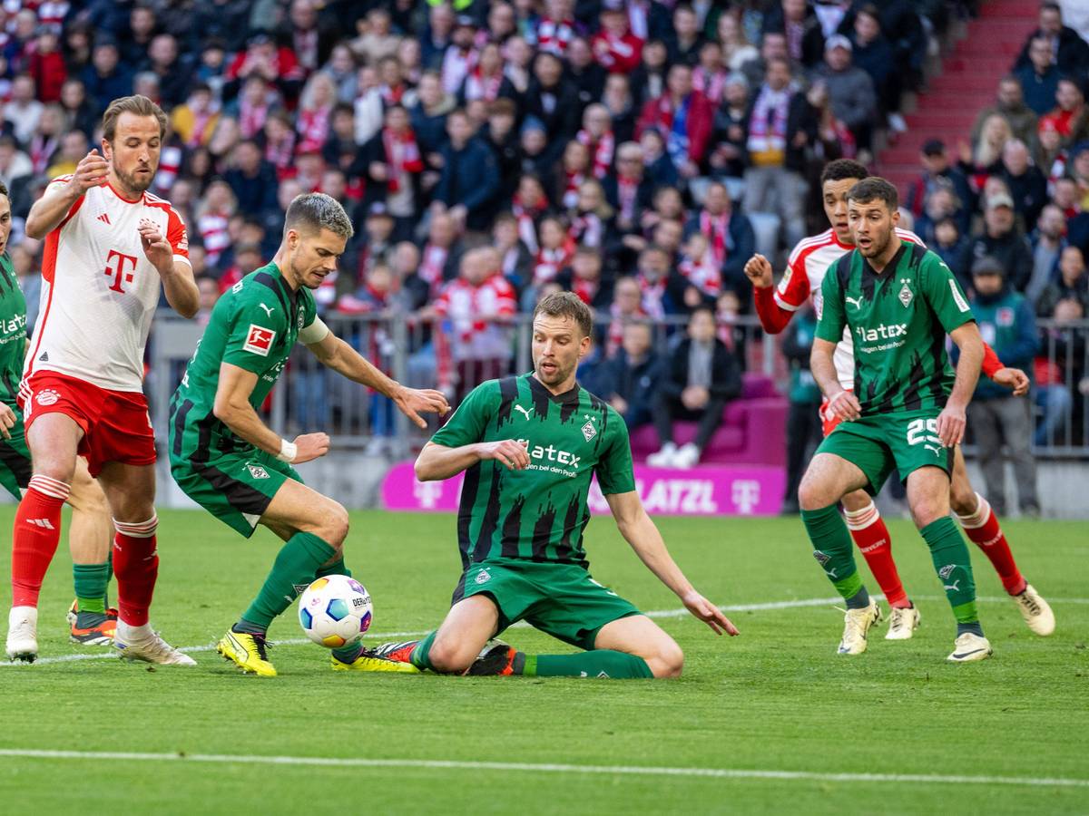 Harry Kane gegen insgesamt vier Gladbach-Spieler.