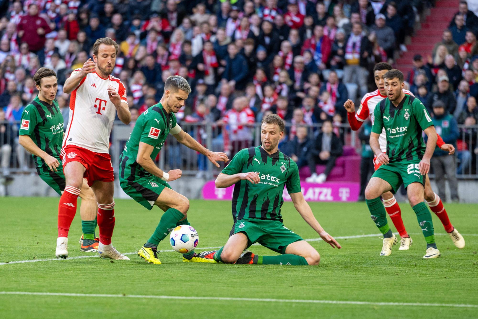 Harry Kane gegen insgesamt vier Gladbach-Spieler.