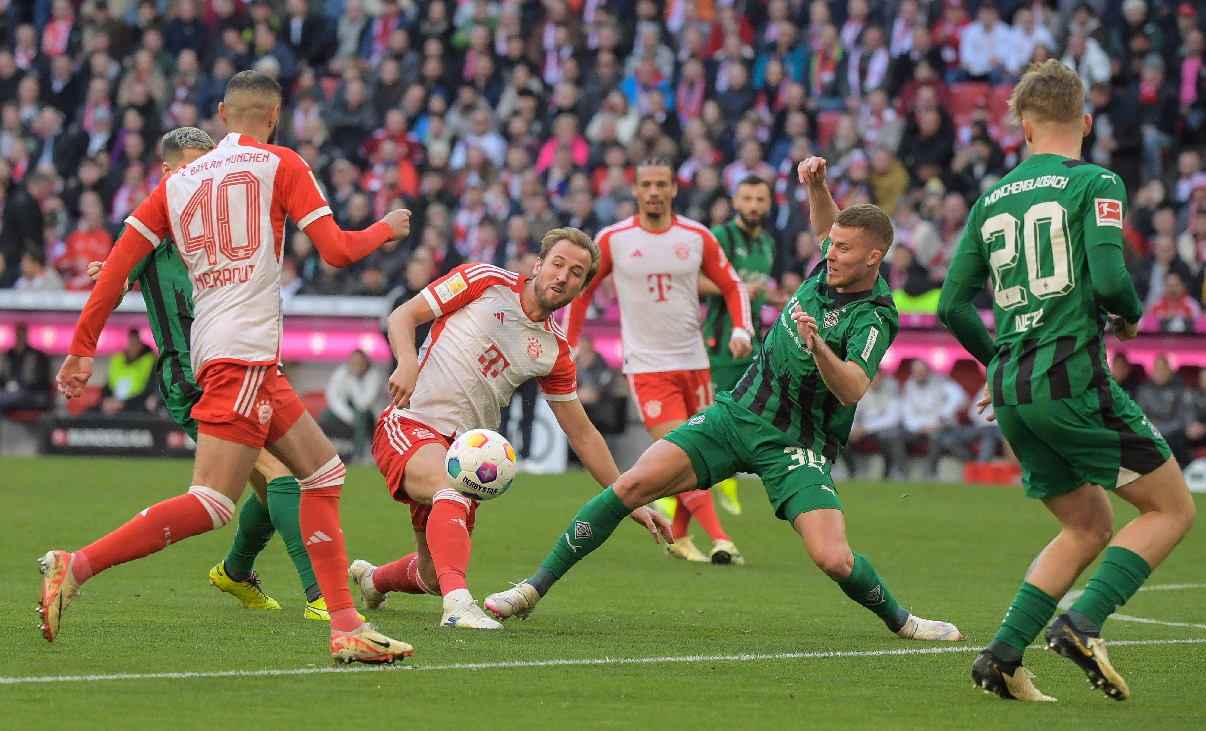 Spieler von Borussia Mönchengladbach im Zweikampf.