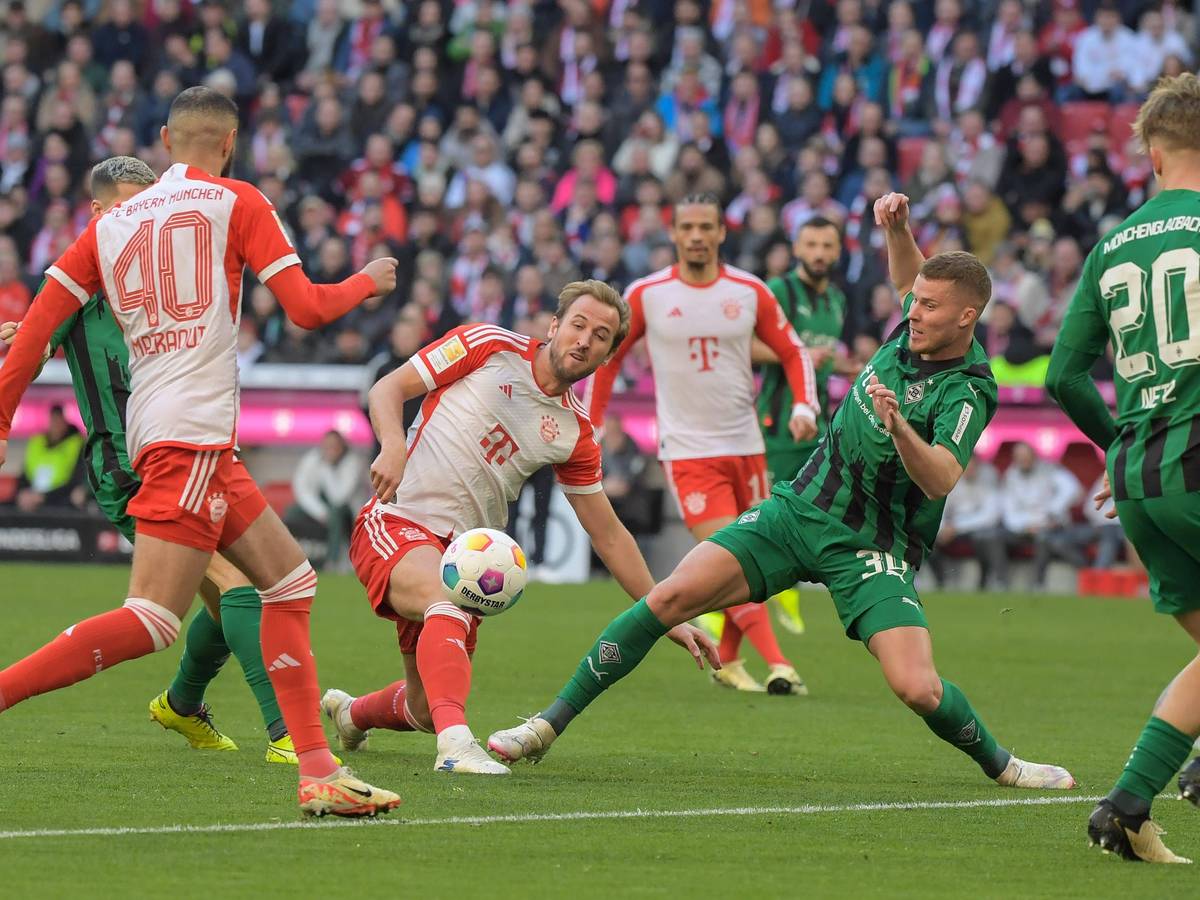 Spieler von Borussia Mönchengladbach im Zweikampf.