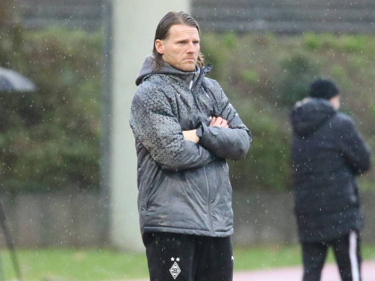 U23 Coach von Borussia Mönchengladbach steht im Regen.