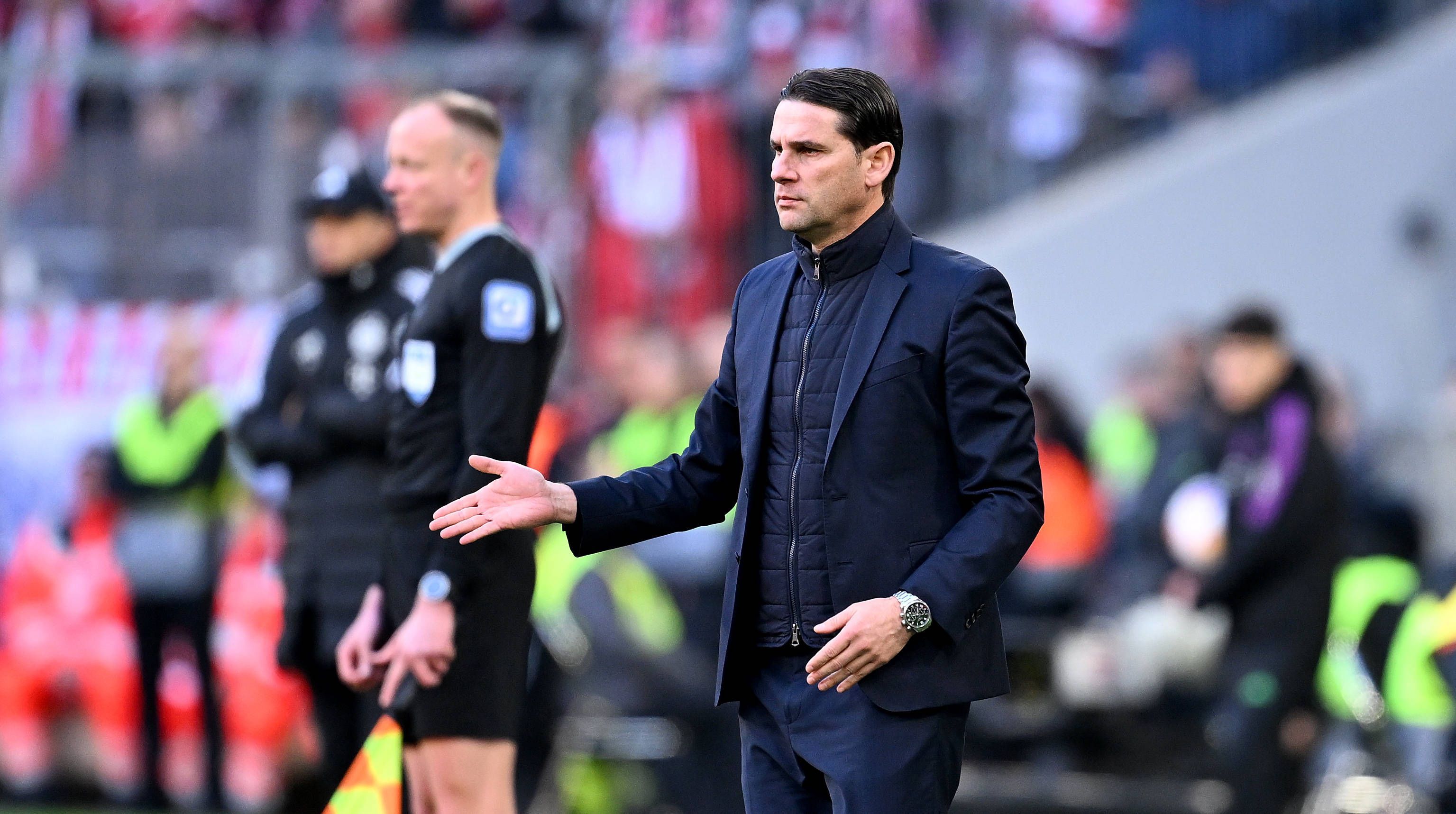 Trainer von Borussia Mönchengladbach zeigt etwas mit der Hand an.