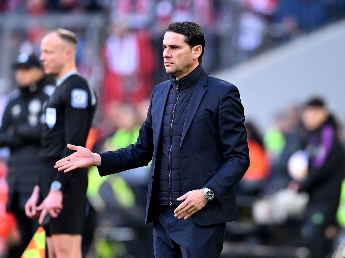 Trainer von Borussia Mönchengladbach zeigt etwas mit der Hand an.