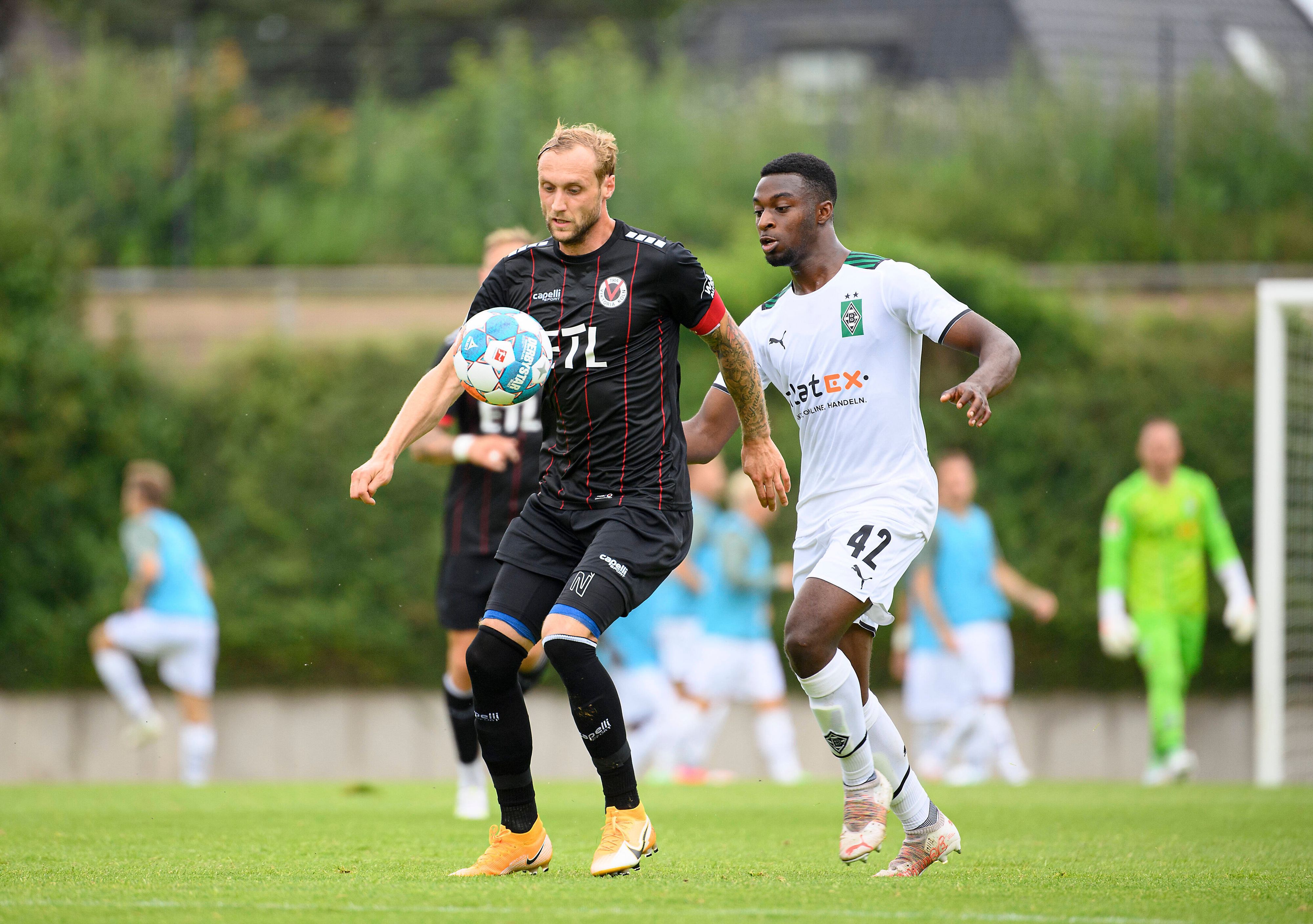 Marcel Risse im Zweikampf mit Yassir Atty.