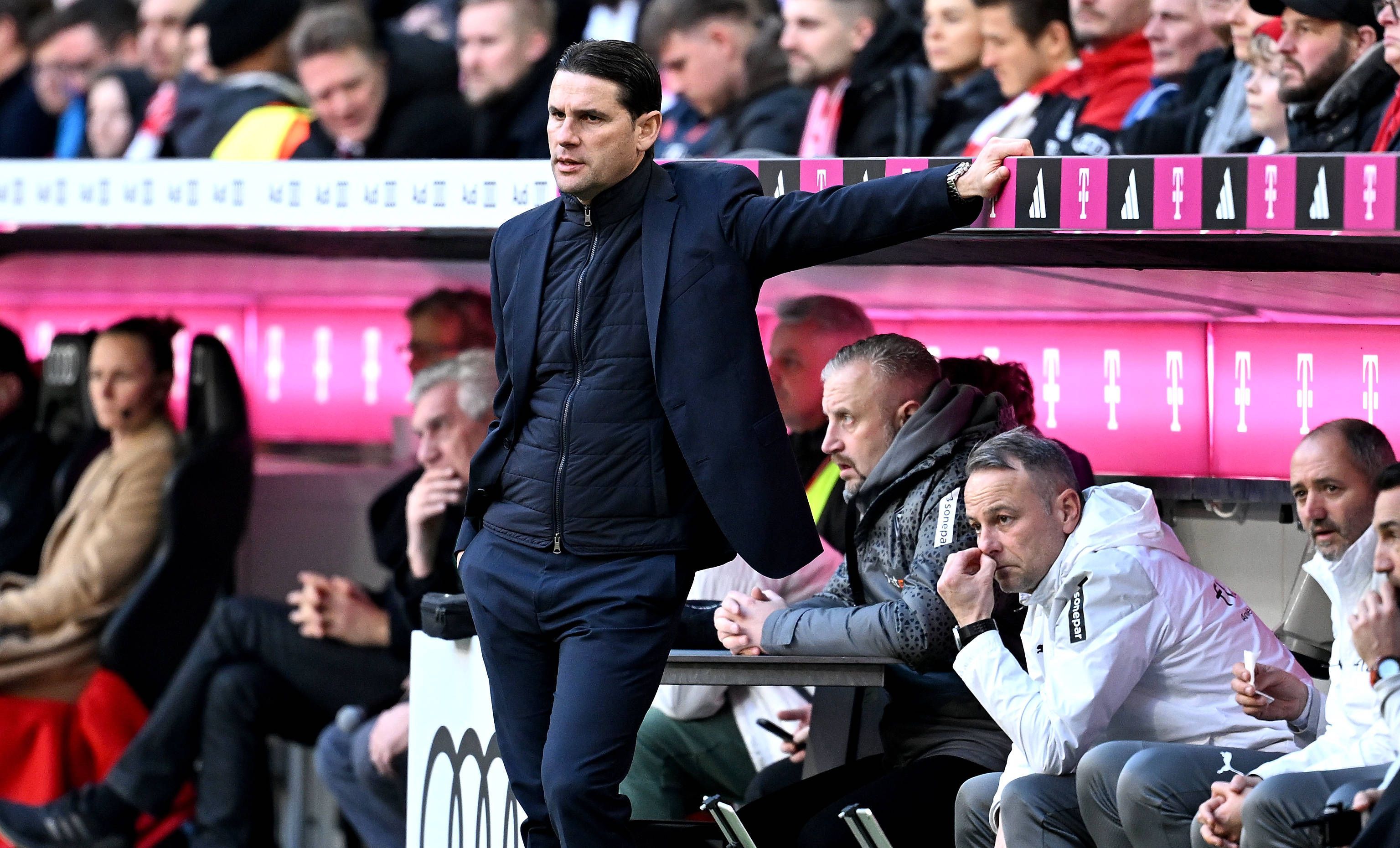 Gerardo Seoane lehnt sich gegen die Bank beim FC Bayern München.