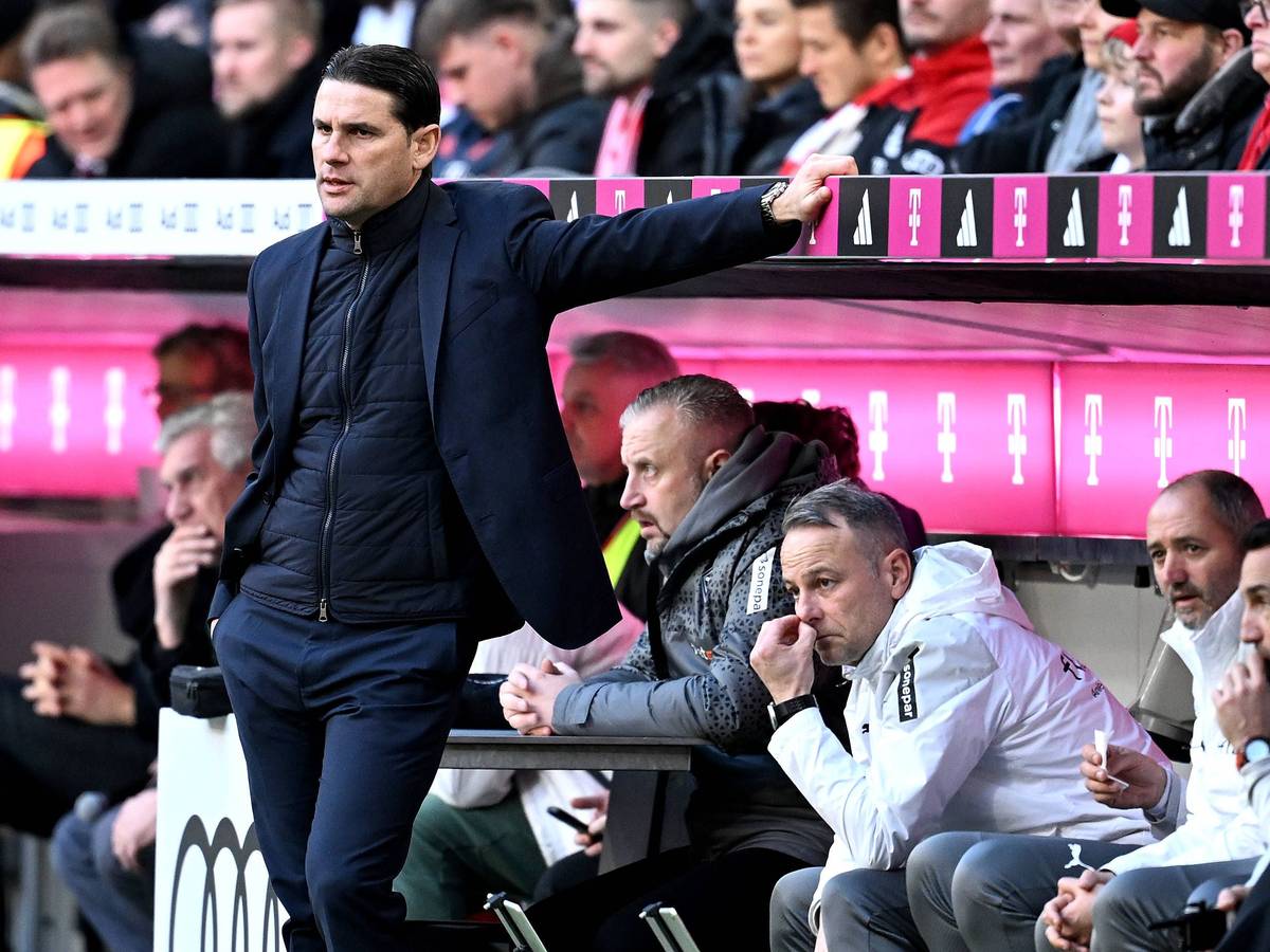 Gerardo Seoane lehnt sich gegen die Bank beim FC Bayern München.