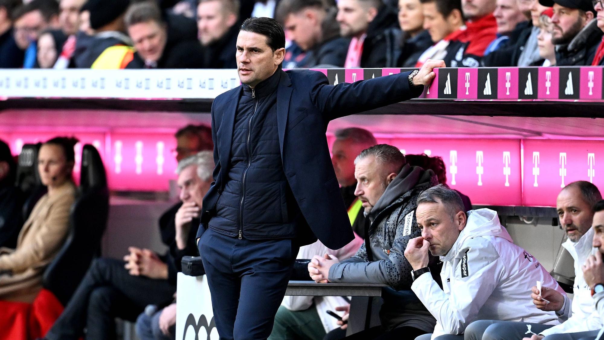 Gerardo Seoane lehnt sich gegen die Bank beim FC Bayern München.