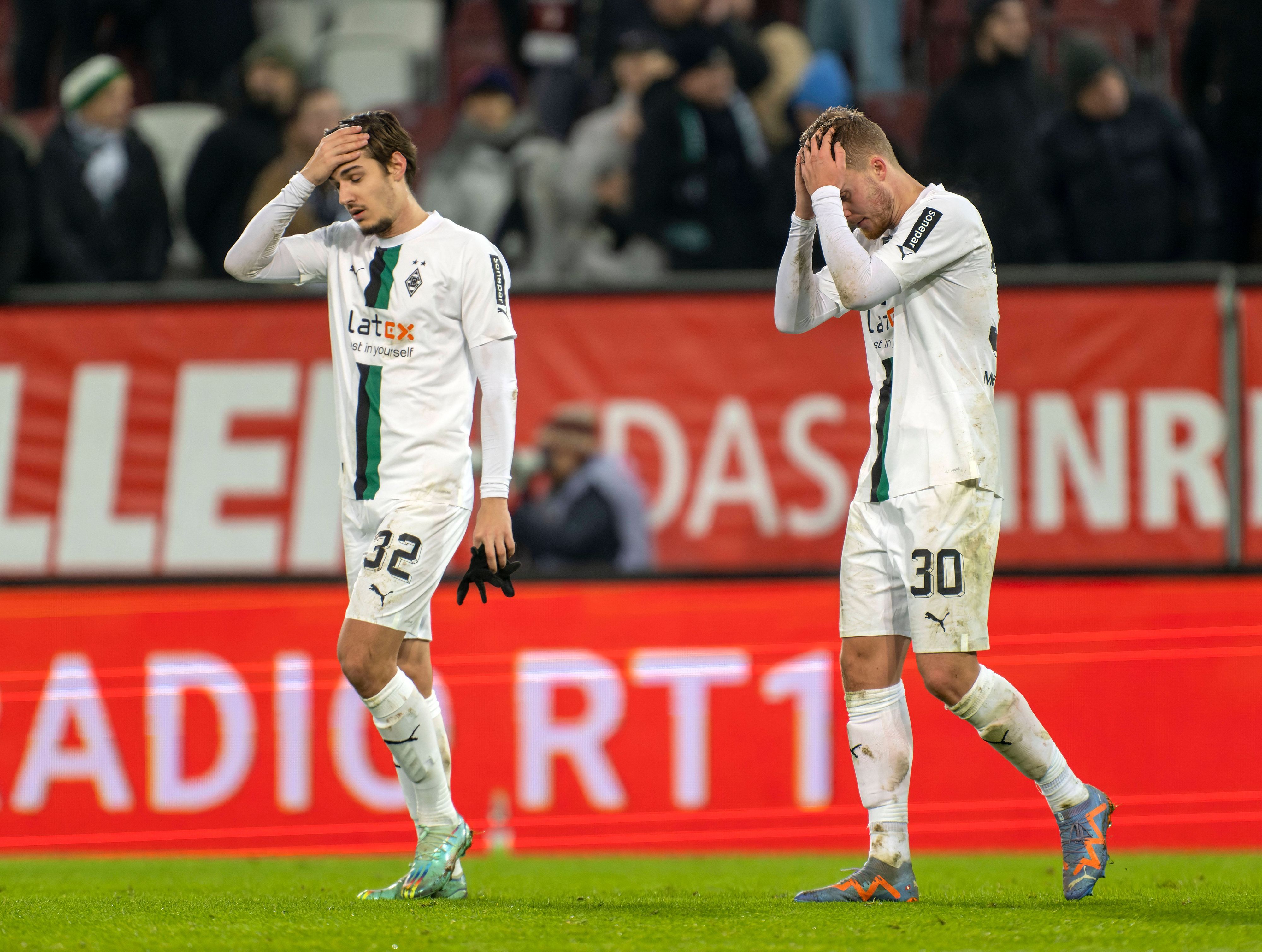 Florian Neuhaus und Nico Elvedi schlagen sich die Hände über den Kopf.