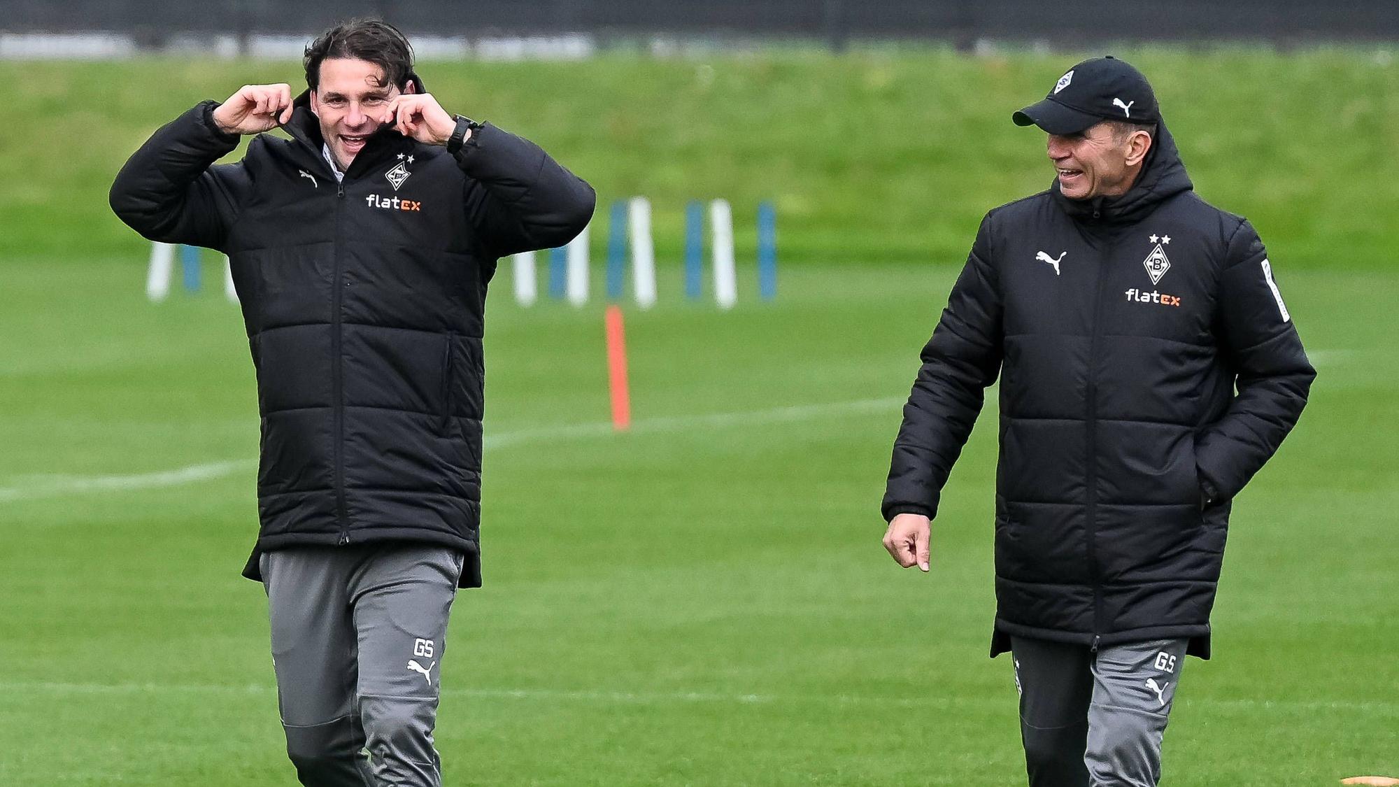 Gerardo Seoane und Guido Streichsbier auf dem Trainingsplatz.
