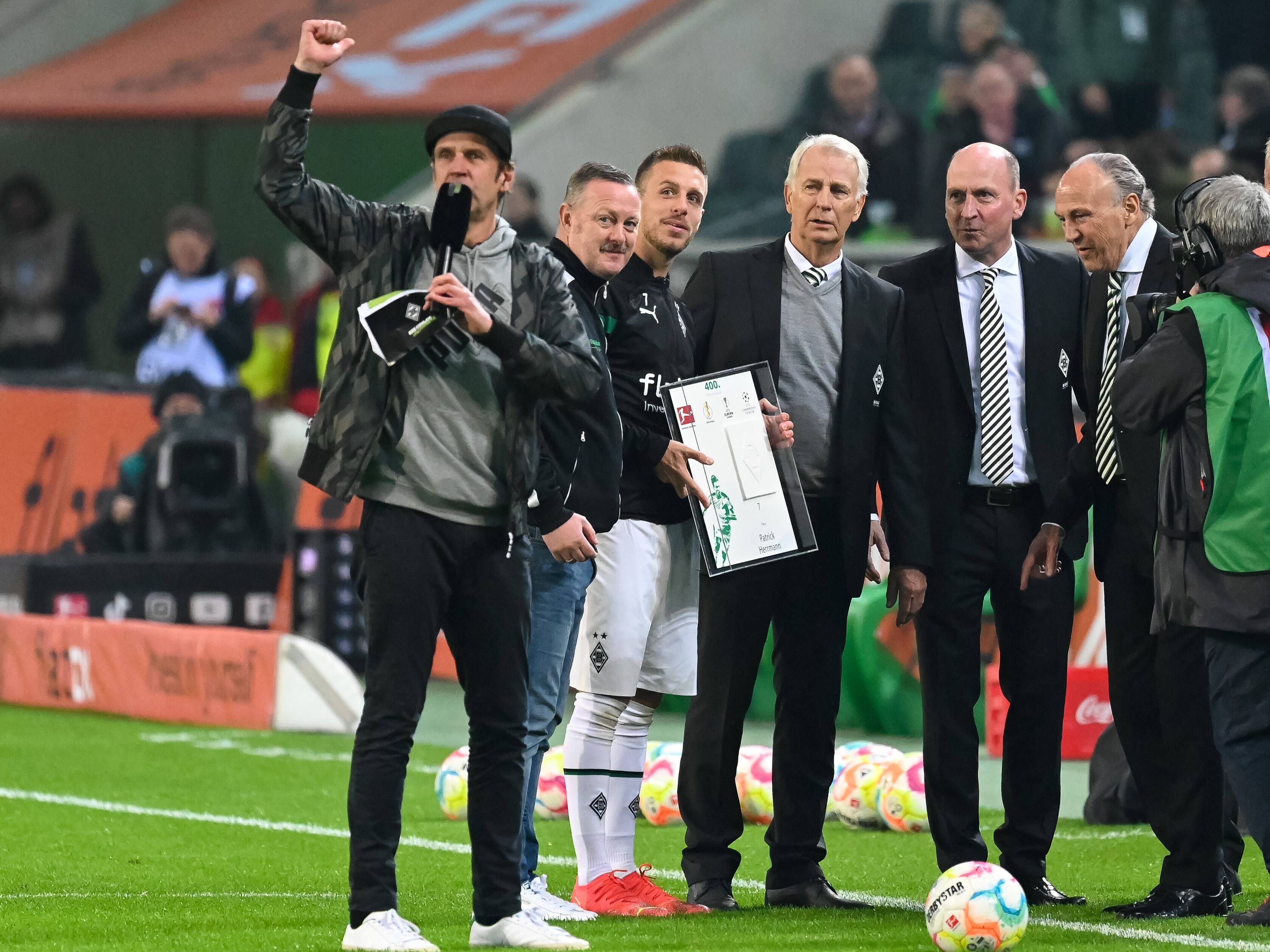 Patrick Herrmann wird von den Borussia-Bossen geehrt.