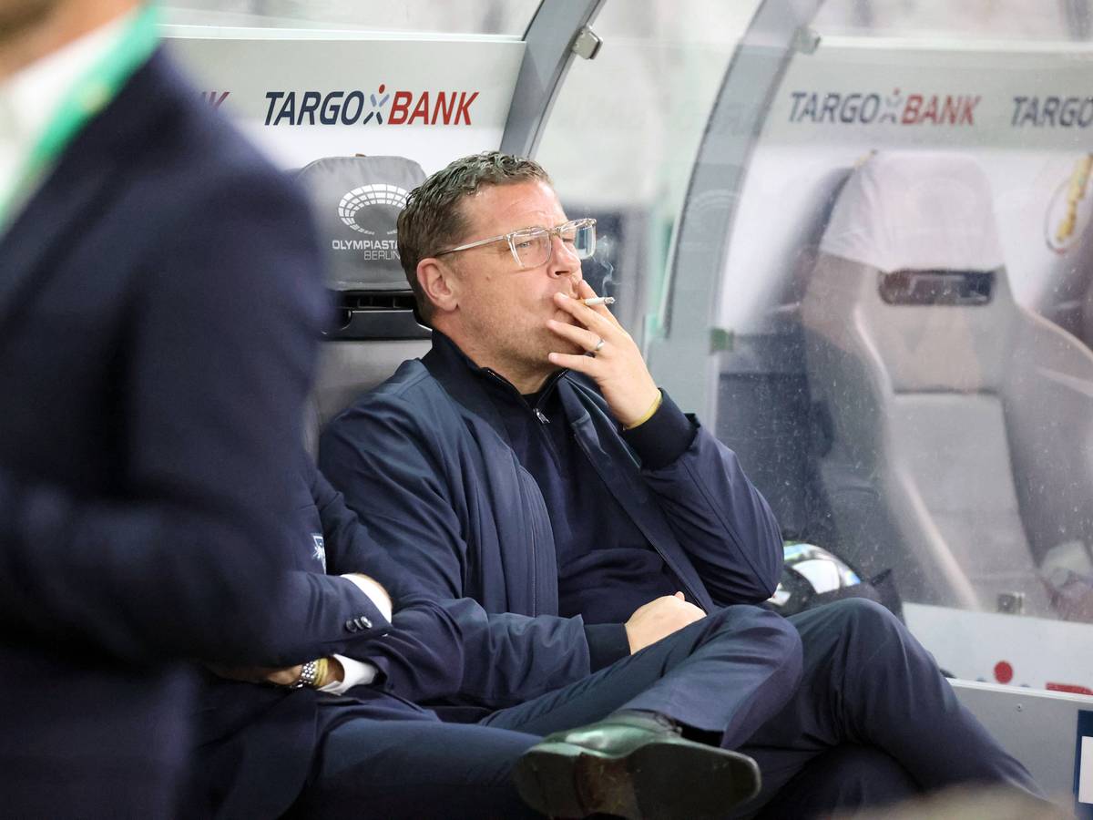 Max Eberl mit einer Zigarette im Mund.