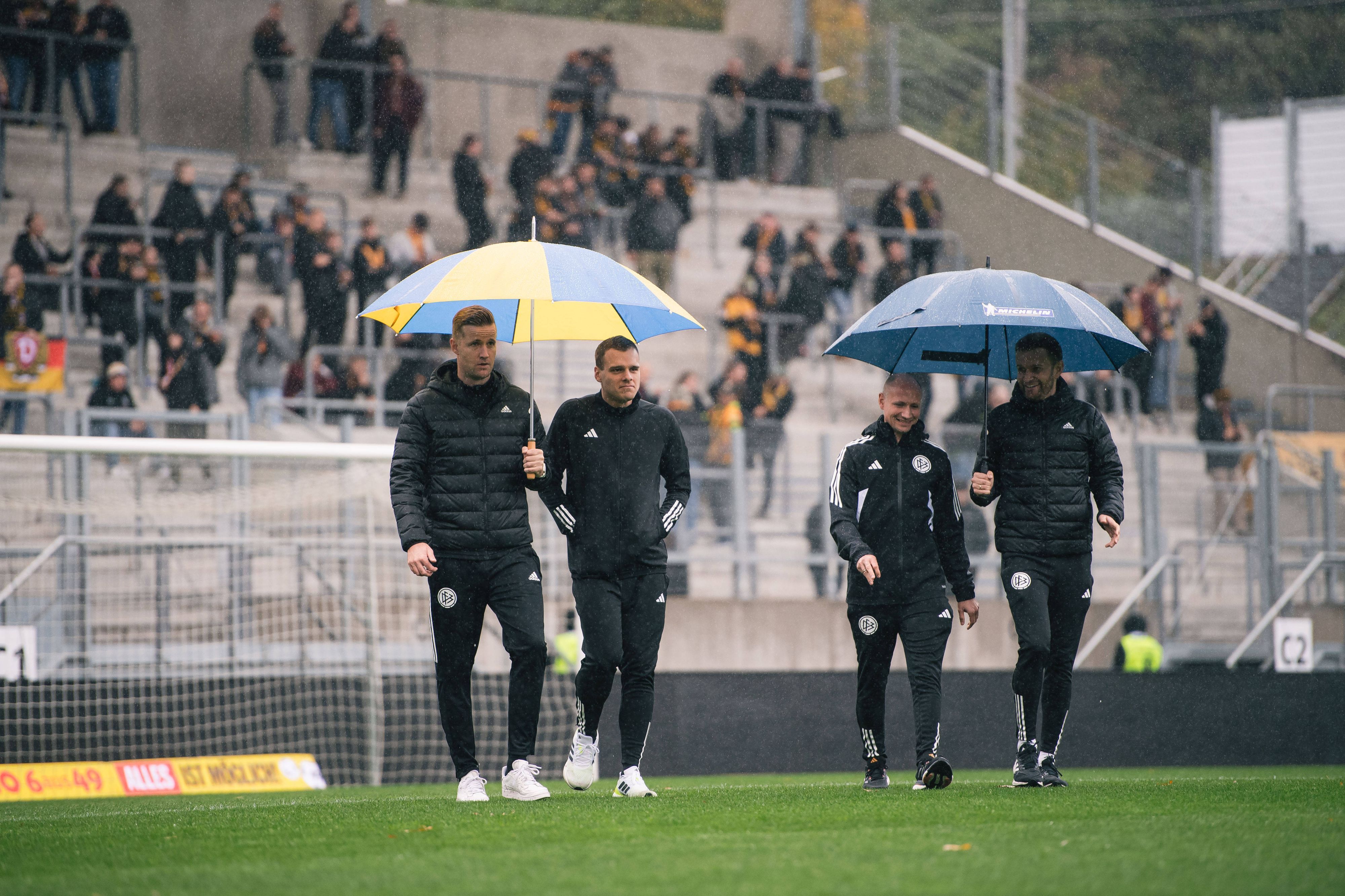 Ein DFB-Schiedsrichtergespann bei einer Platzbegehung in Saarbrücken.