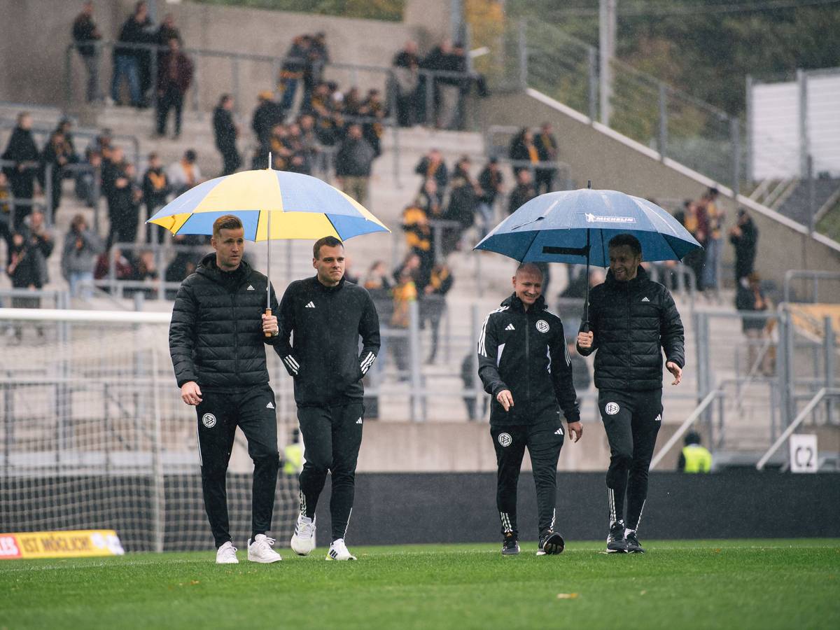 Ein DFB-Schiedsrichtergespann bei einer Platzbegehung in Saarbrücken.