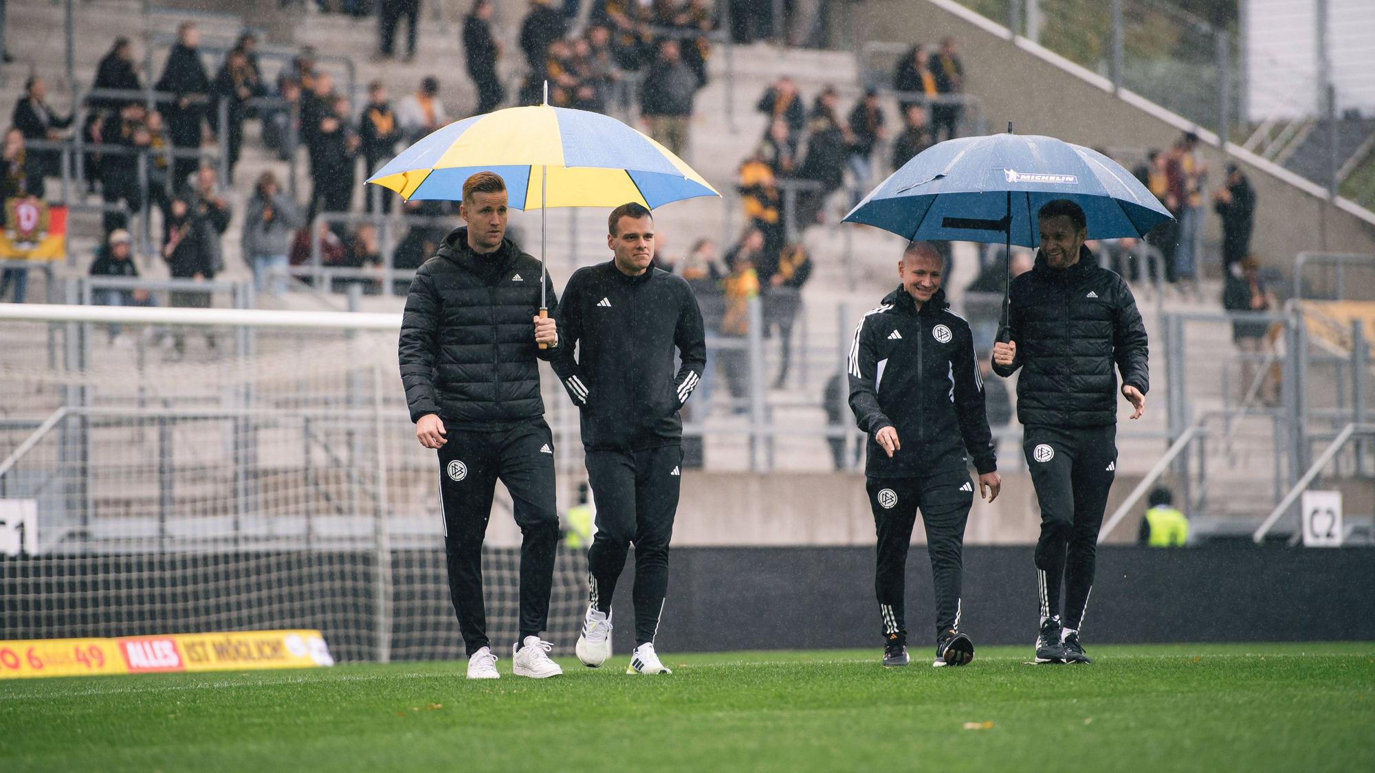 Ein DFB-Schiedsrichtergespann bei einer Platzbegehung in Saarbrücken.