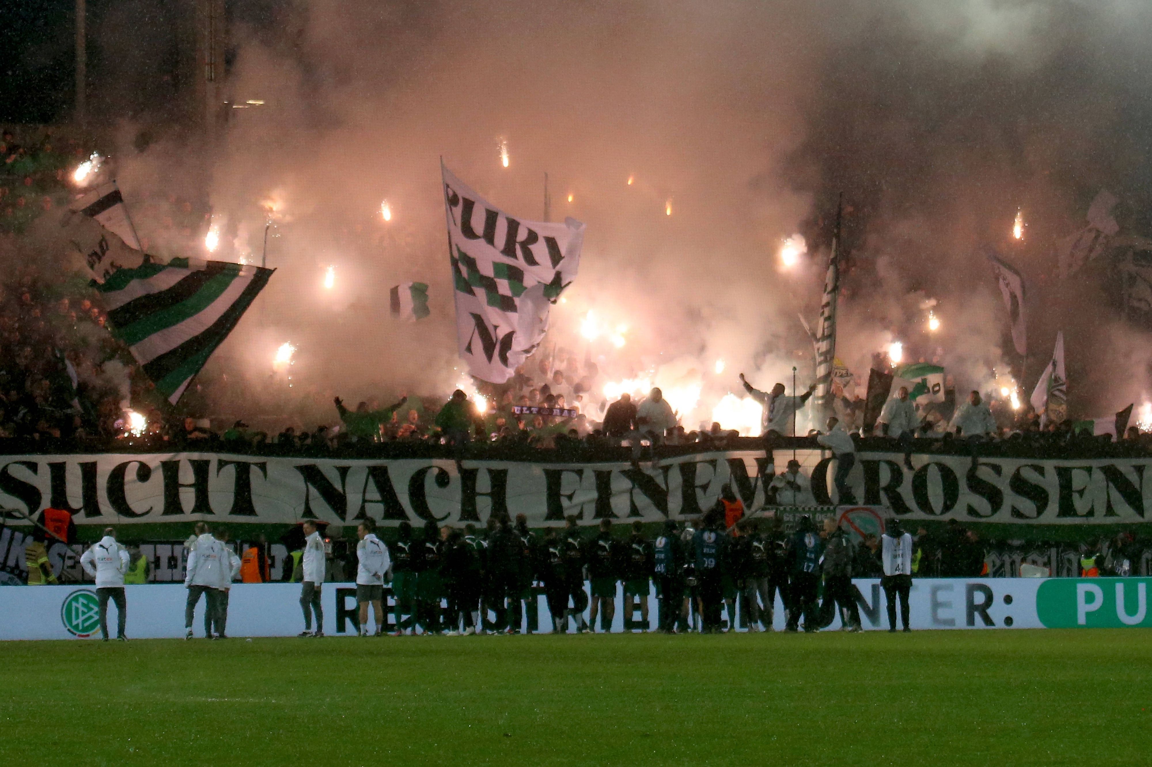 Die Spieler von Borussia Mönchengladbach bei den Fans.