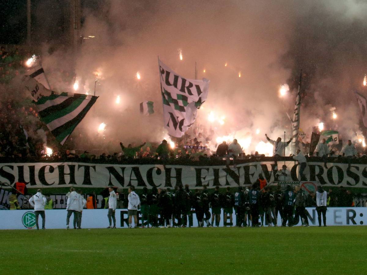 Die Spieler von Borussia Mönchengladbach bei den Fans.