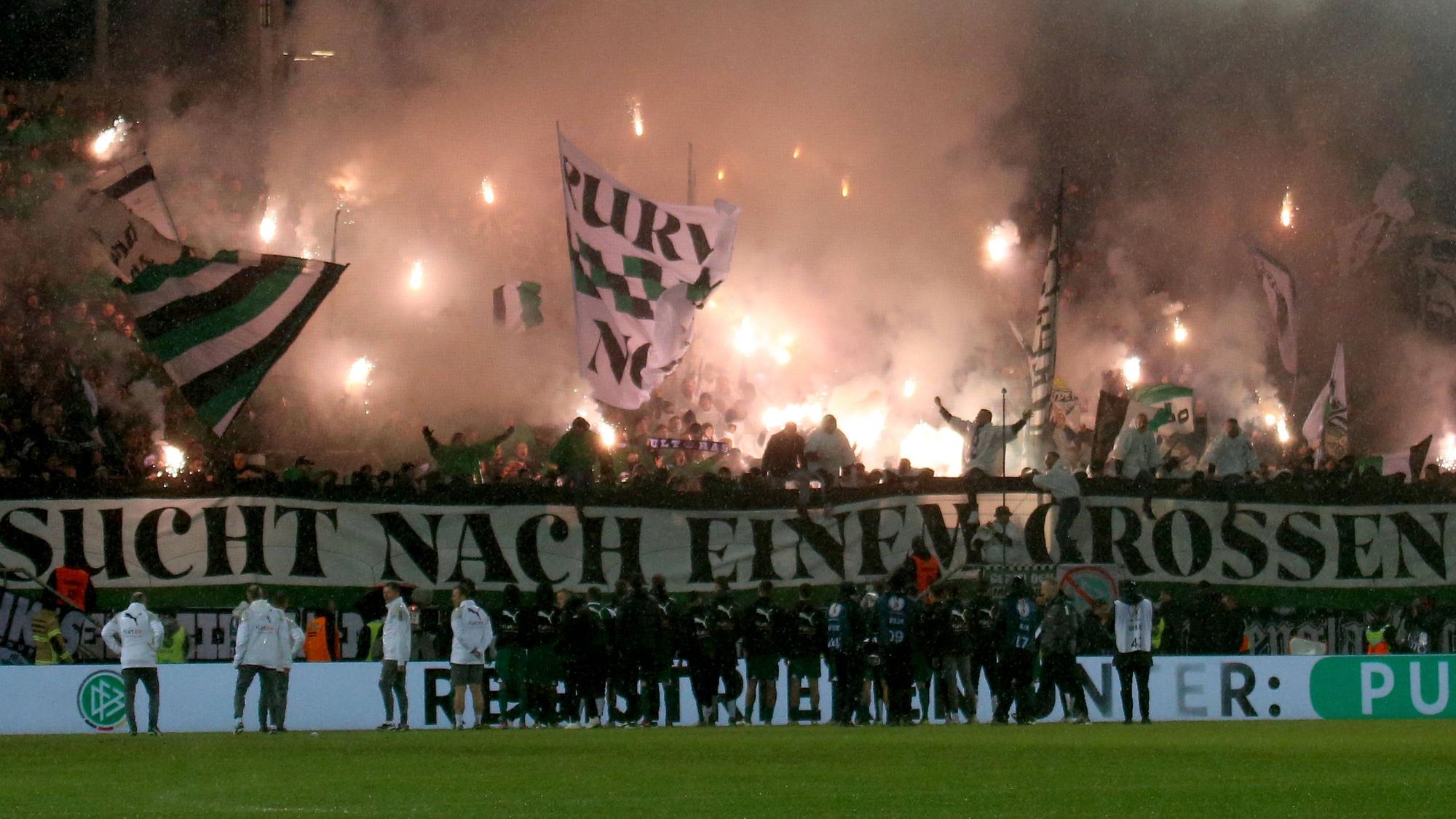 Die Spieler von Borussia Mönchengladbach bei den Fans.