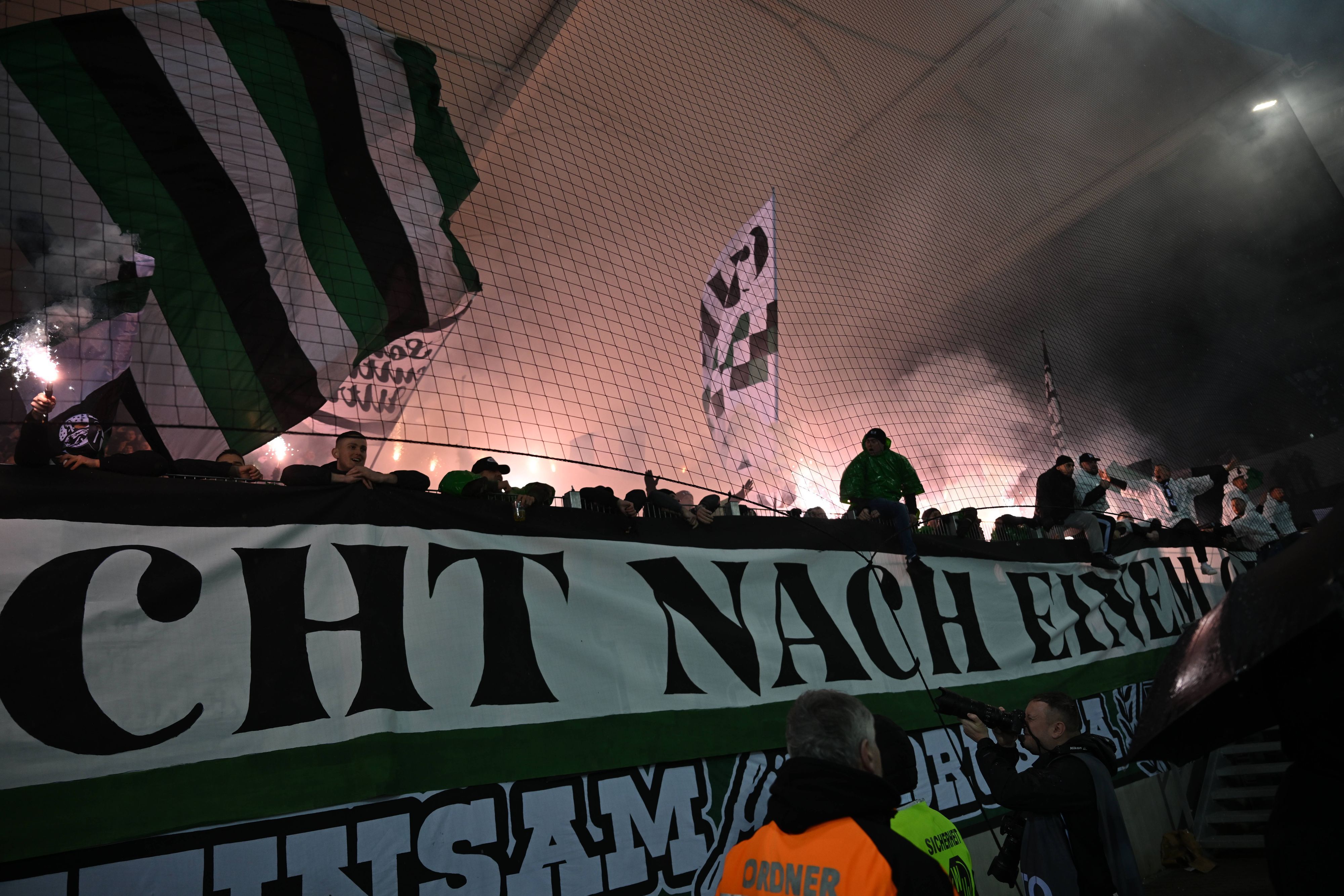 Die Fans von Borussia Mönchengladbach zünden Pyrotechnik.