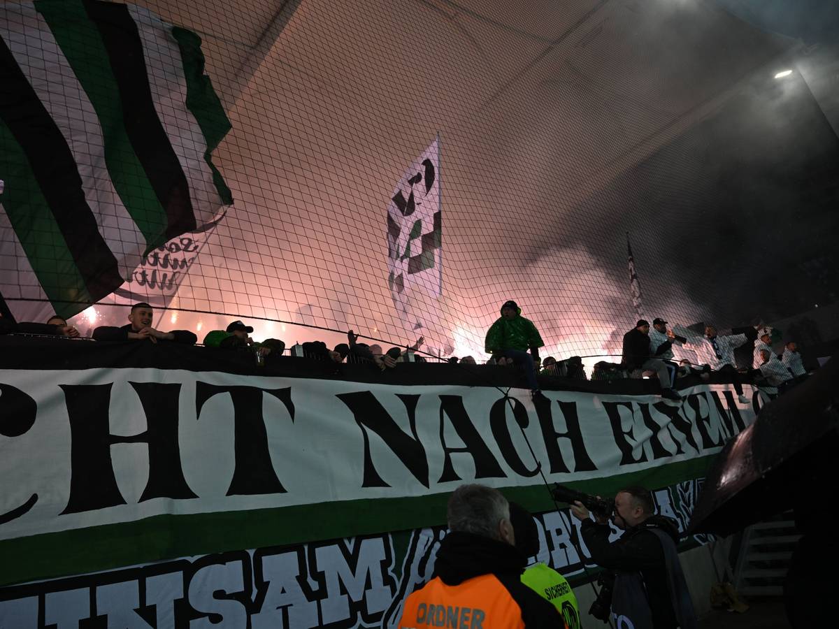 Die Fans von Borussia Mönchengladbach zünden Pyrotechnik.