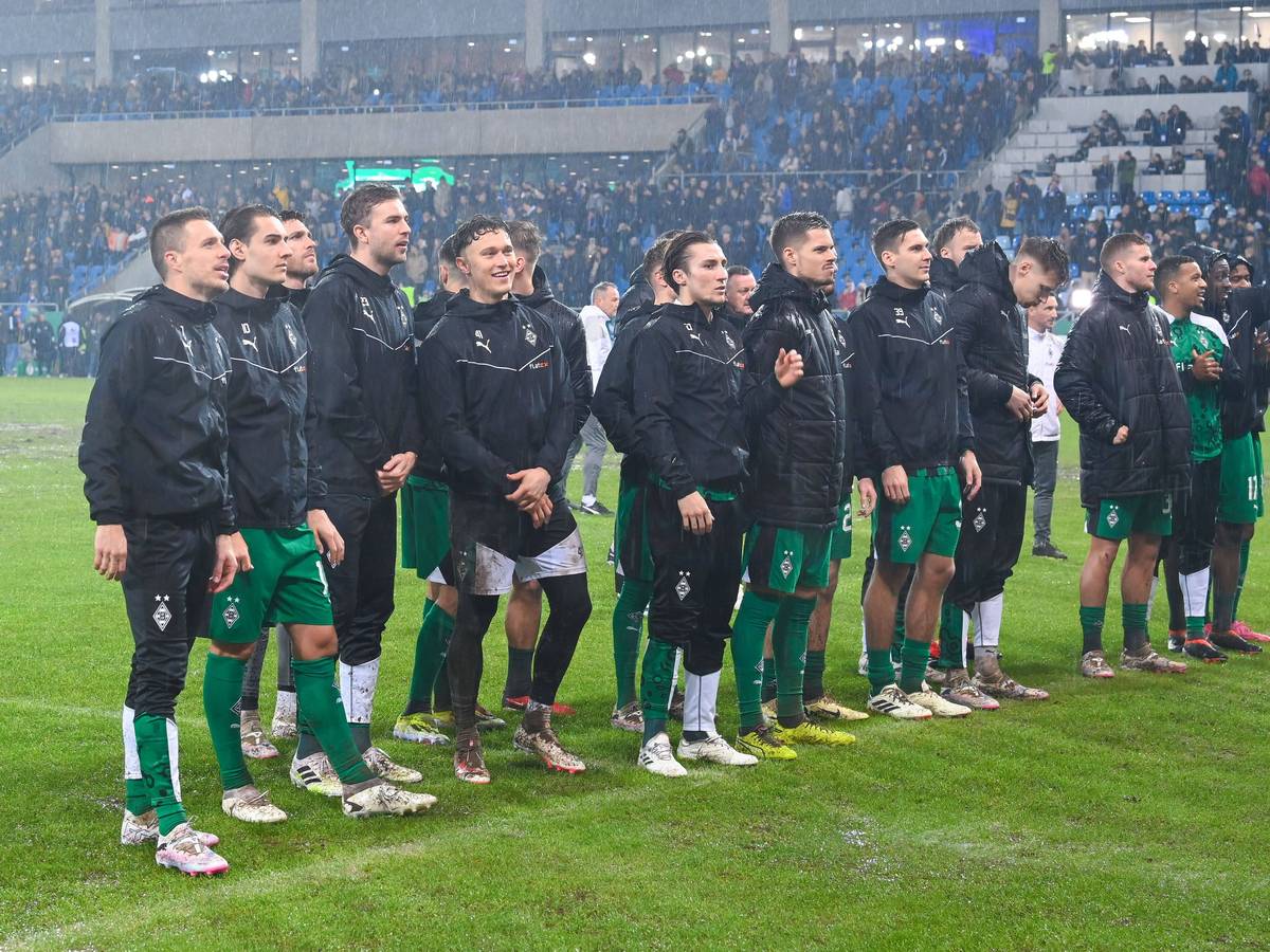 Spieler von Borussia Mönchengladbach stehen bei den Fans.