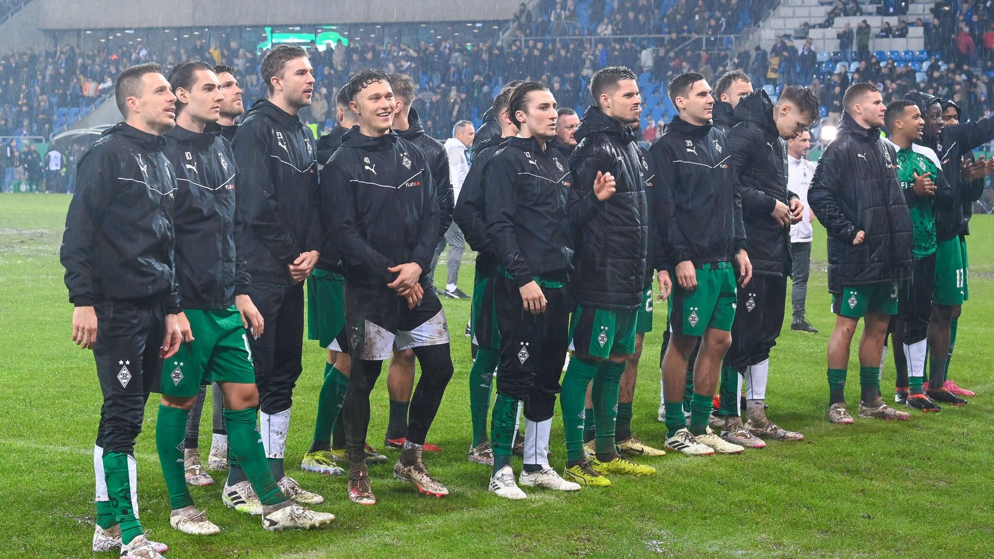 Die Borussia-Spieler vor der Fankurve.