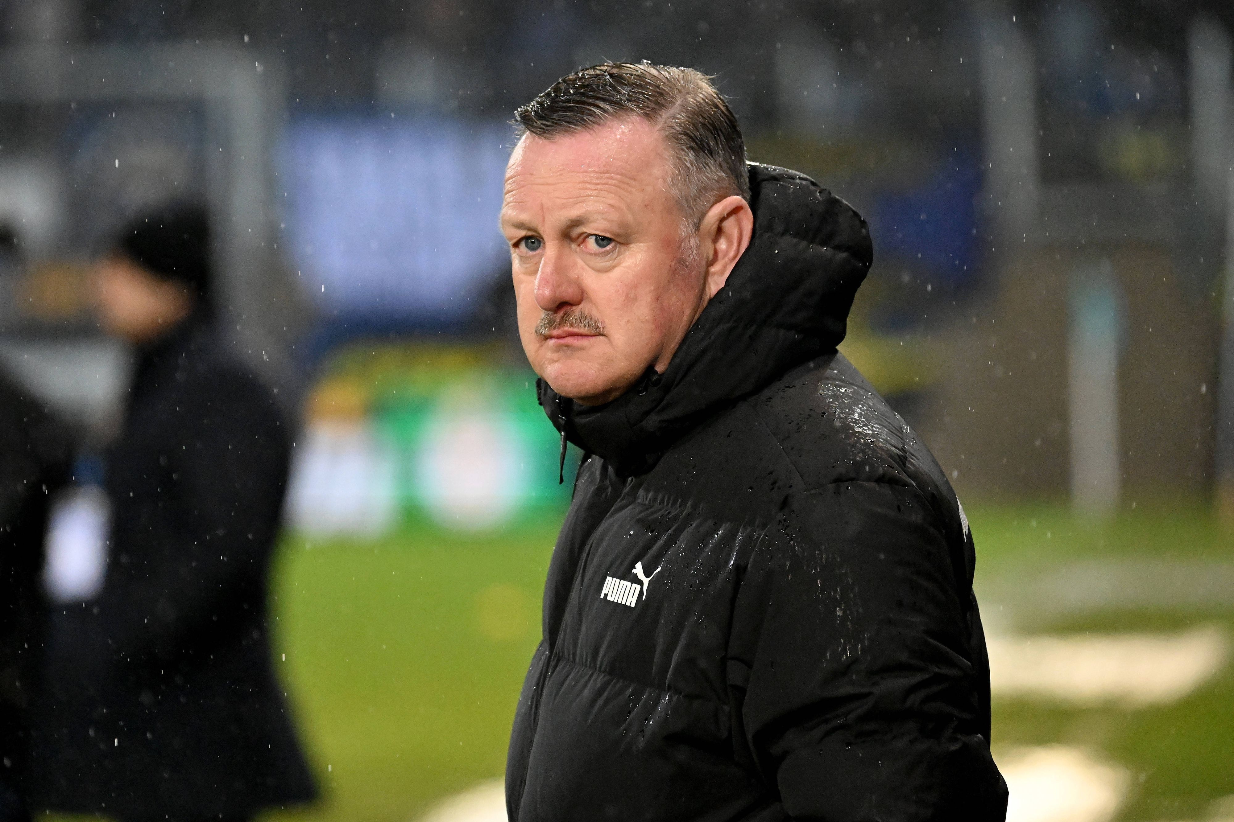 Sport-Geschäftsführer von Borussia Mönchengladbach mit fokussiertem Blick vor einem Spiel.