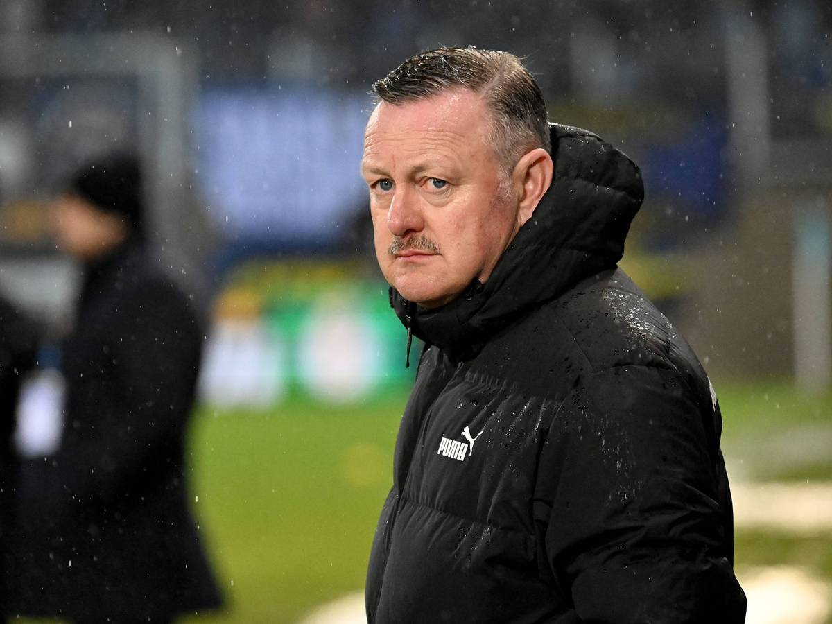 Sport-Geschäftsführer von Borussia Mönchengladbach mit fokussiertem Blick vor einem Spiel.