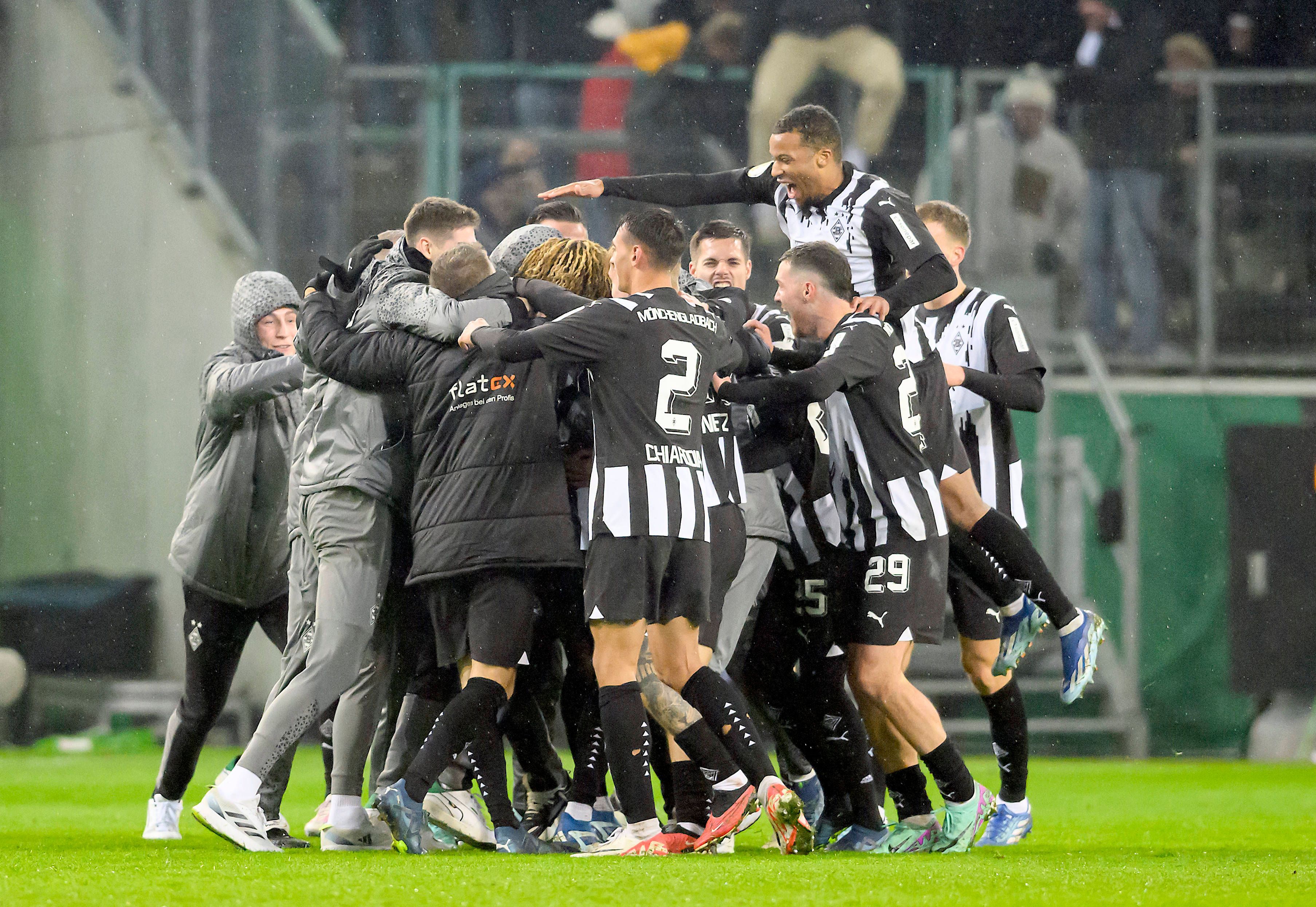 Borussia-Spieler feiern einen Treffer im Kreis.