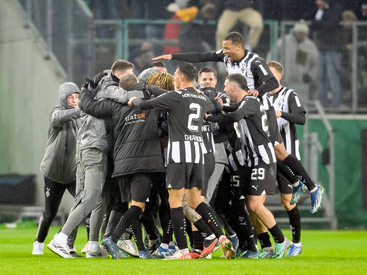 Borussia-Spieler feiern einen Treffer im Kreis.