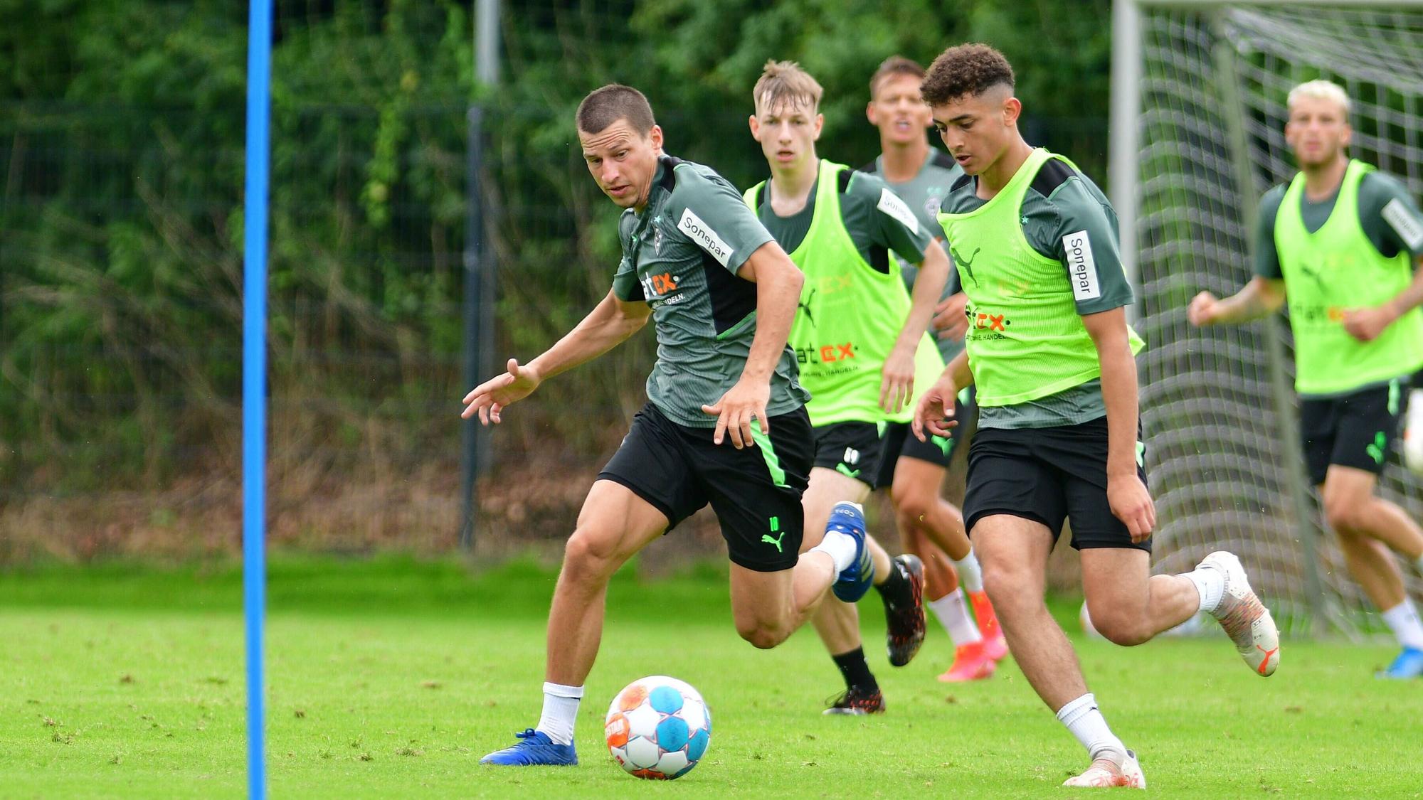 Stefan Lainer bestreitet einen Zweikampf mit Moustafa Moustafa.